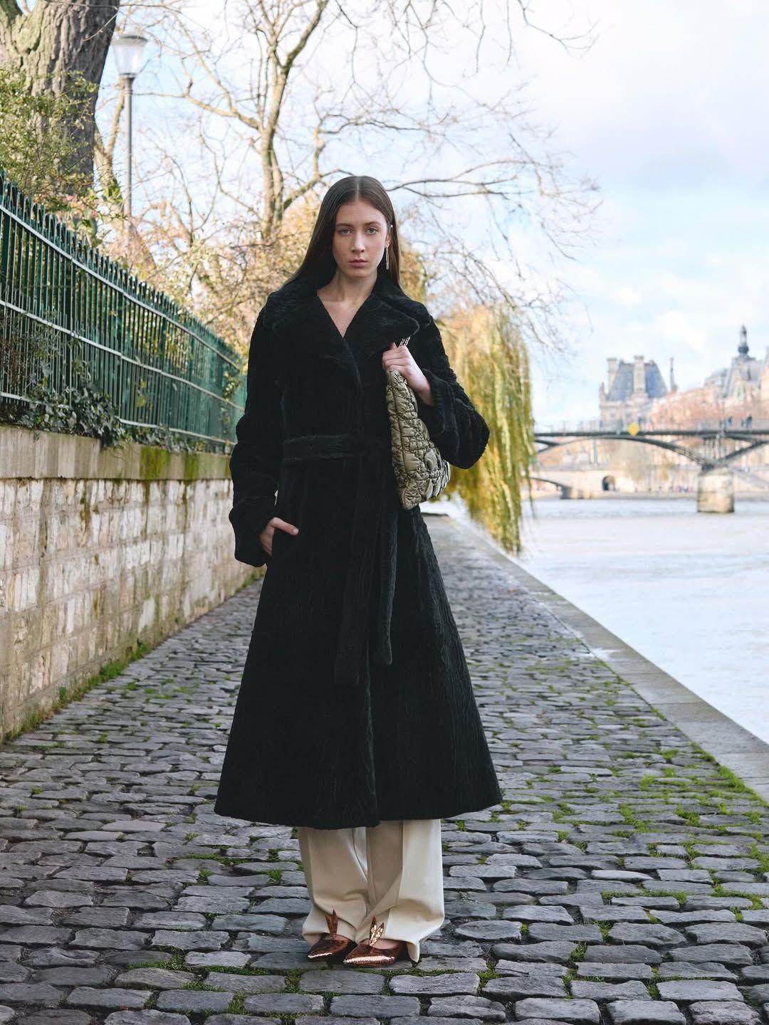 Η Sunday Rose Urban με μαύρη μάλλινη καμπαρντίνα που δένει στη μέση/ Φωτογραφία: Instagram/ @sundayrose