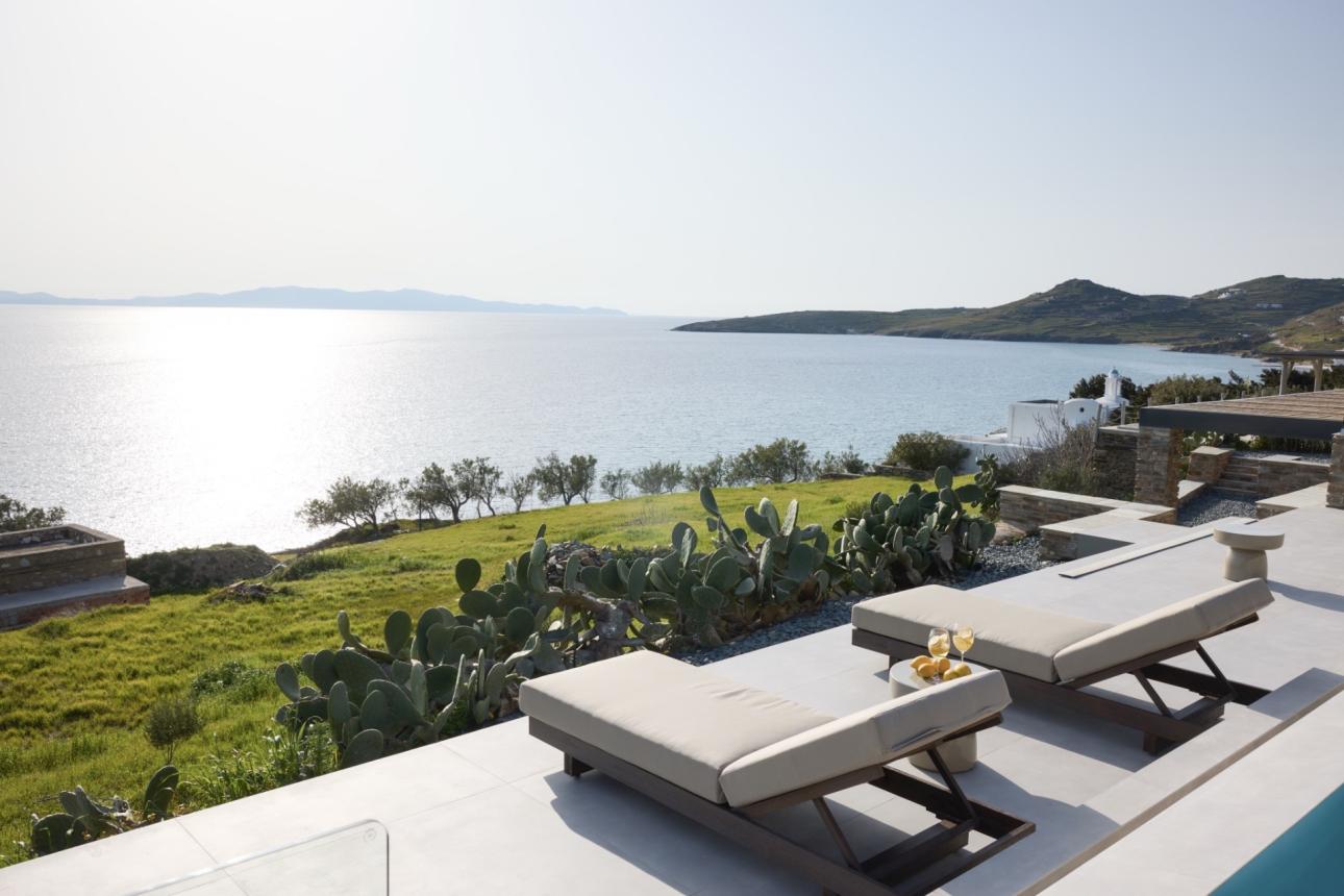  Σκιερές γωνιές, φυσικά υλικά και ανοιχτό βλέμμα προς το Αιγαίο δημιουργούν μια αίσθηση απόλυτης ηρεμίας. 