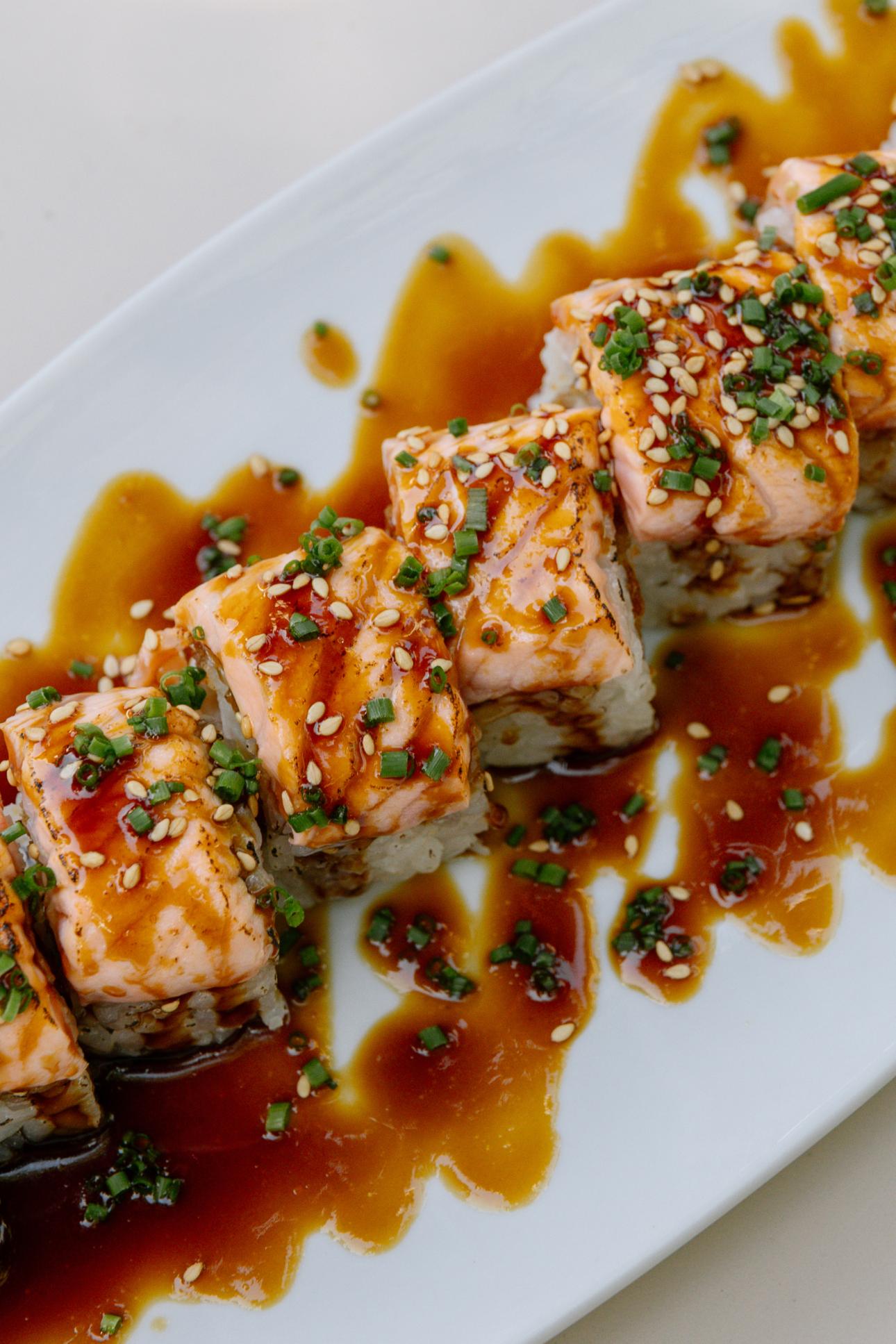 Το νέο sushi menu ετοιμάζεται live από native sushi chef. 