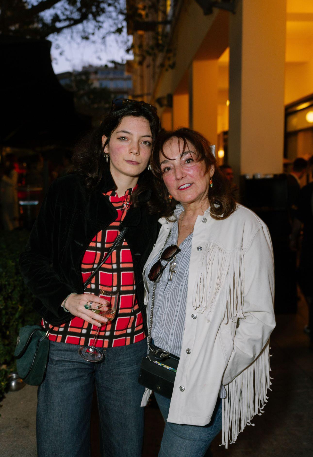 Κιμώνα Βασιλάκη Βενιέρη (εγγονή του γλύπτη Takis), Λυδία Βενιέρη/ Φωτογραφία: Panoulis Studio 