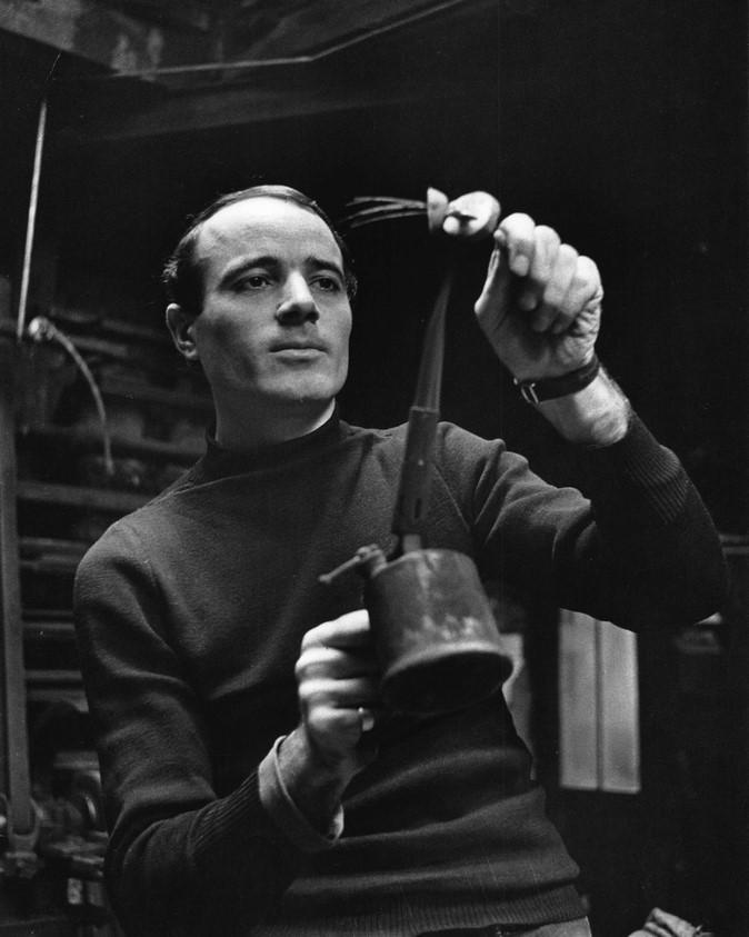 Ο Takis στο Λονδίνο το 1955/ Φωτογραφία: Takis Foundation