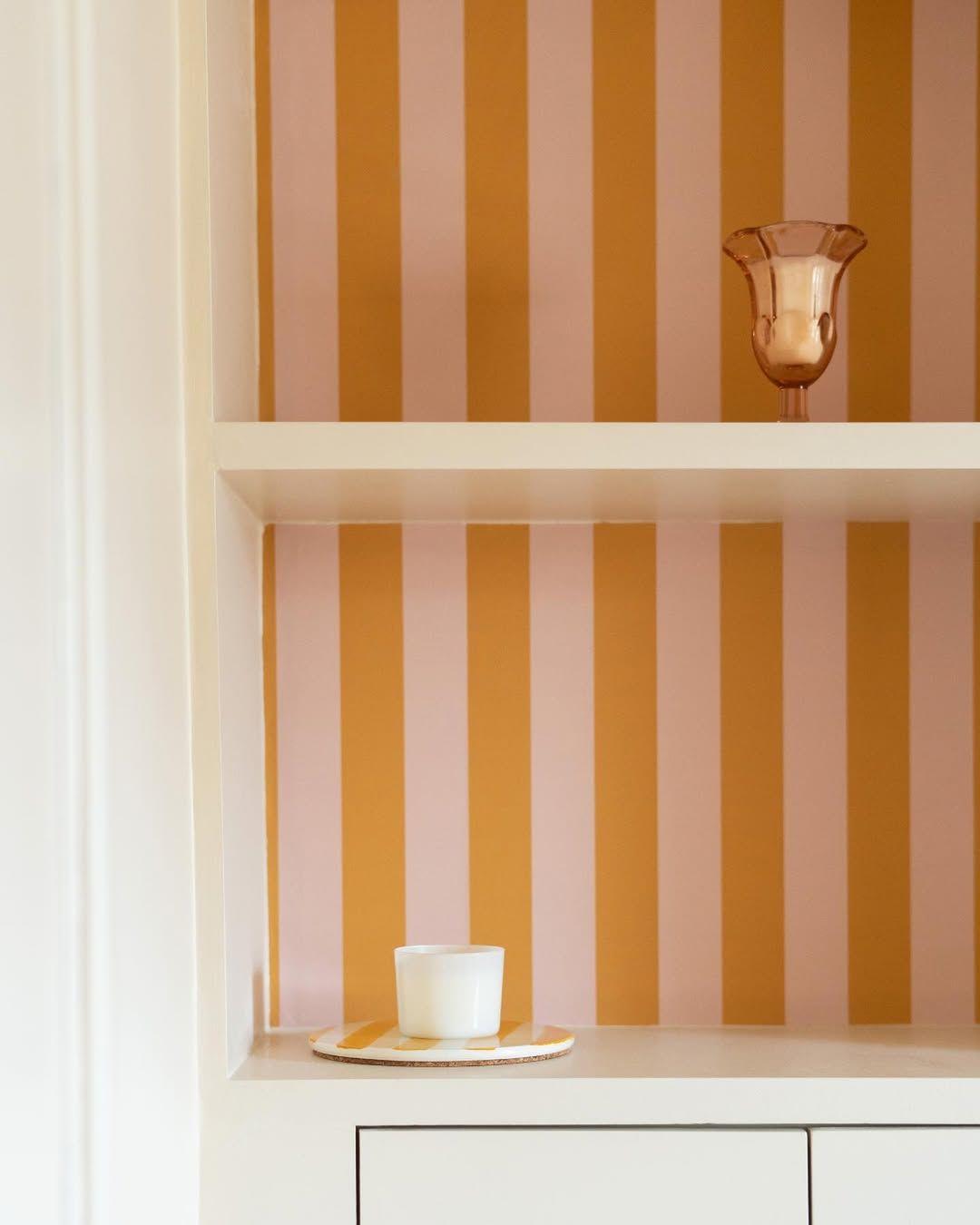 Μια ριγέ ταπετσαρία σε ώχρα, κίτρινο και μπεζ προσθέτει ύψος στο δωμάτιο/ Φωτογραφία: Instagram/ monconcepthabitation 