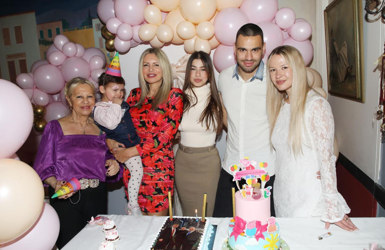 Η Τάρια Μπούρα με την μητέρα της, Ρίτσα, Ραφαέλα Μητροπούλου, Δημήτρης Μητρόπουλος, Δούκισσα Μητροπούλου, Βίκτωρας Μητρόπουλος και Βικτώρια Κοζίνινα/Φωτογραφία: NPD