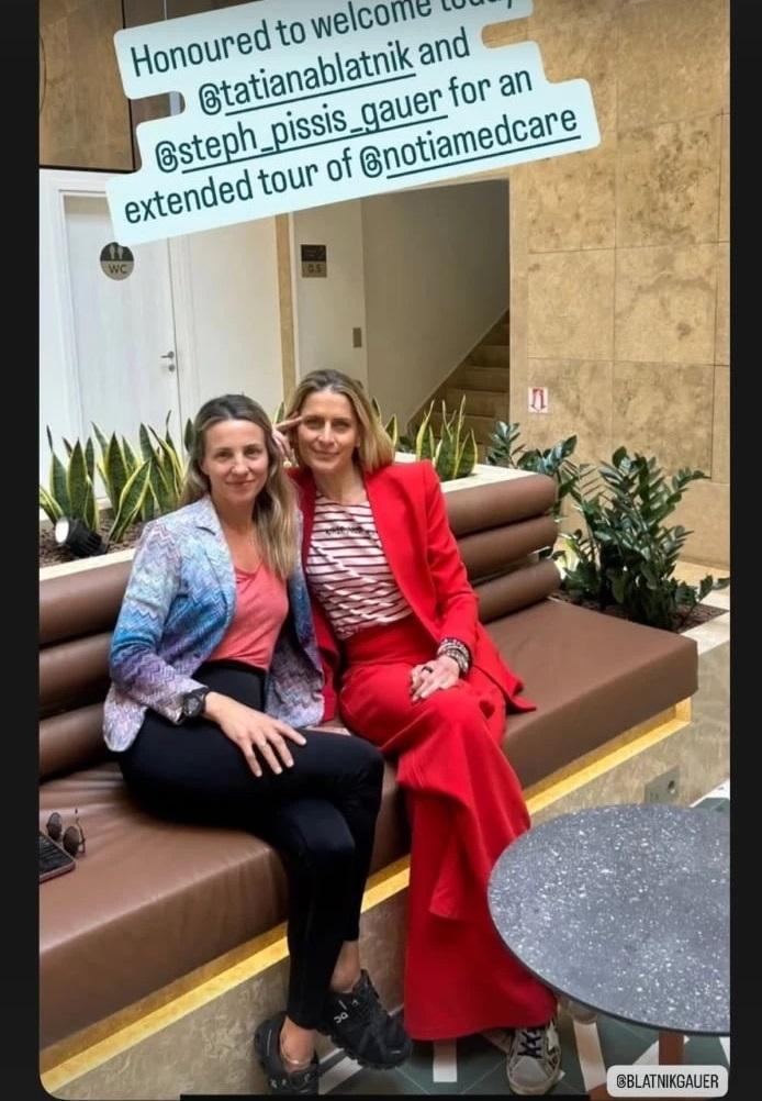 Το κομψό σύνολο της Τατιάνας Μπλάτνικ με κόκκινο κοστούμι/ @tatianablatnik