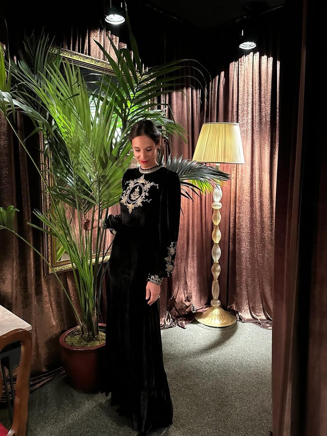 Η Τατιάνα Σάντο Ντομίνγκο με μακρύ βελούδινο φόρεμα/Φωτογραφία: Instagram/ muzungusisters 