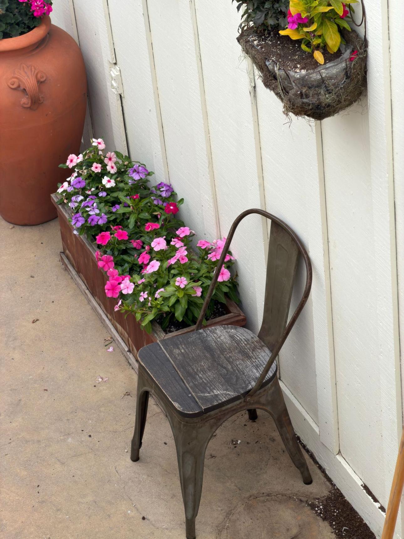 Oι κλασικές γλάστρες αντικαθίστανται από ζαρντινιέρες / Shutterstock