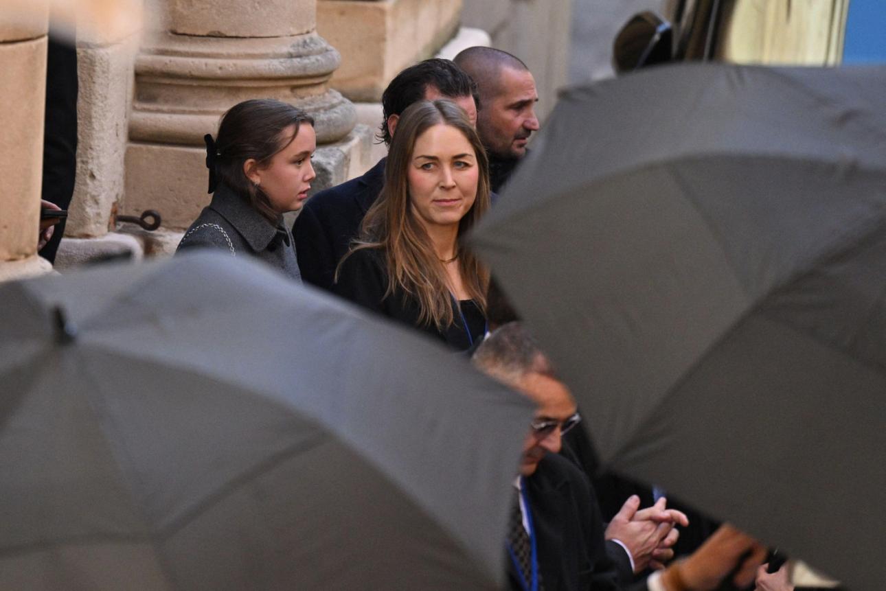 Η κηδεία της Μπριζίτ Μπαρντό. Η εγγονή της, Τέα Σαριέ στο Σεν Τροπέ. 