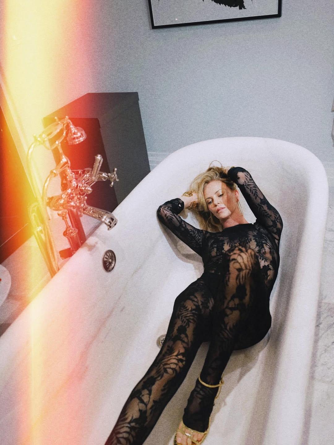 Η Σαρλίζ Θερόν ποζάρει με το catsuit μέσα σε μία μπανιέρα/ Φωτογραφία: Instagram/ @charlizeafrica 