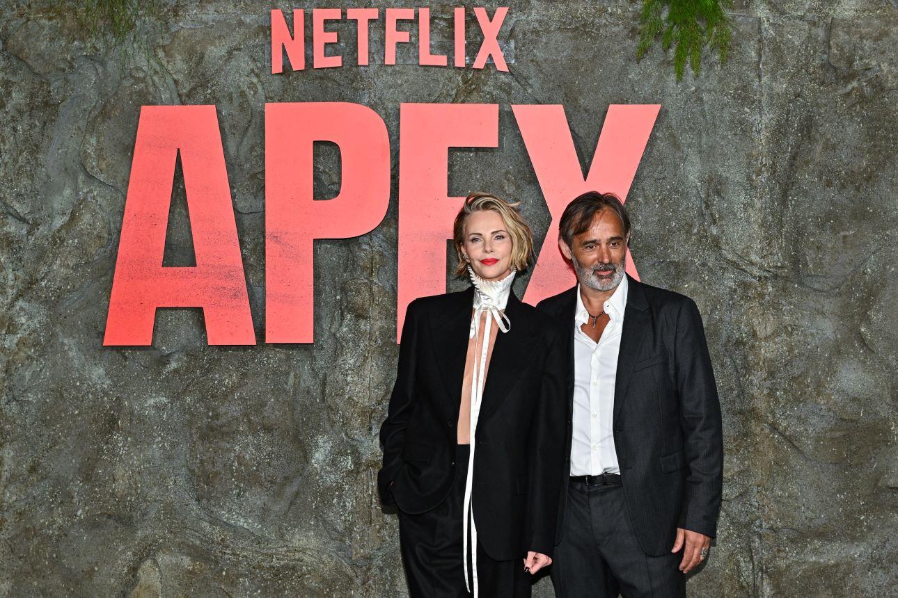 Η Σαρλίζ Θερόν με τον σκηνοθέτη Baltasar Kormákur/ Φωτογραφία: AP&nbsp; 