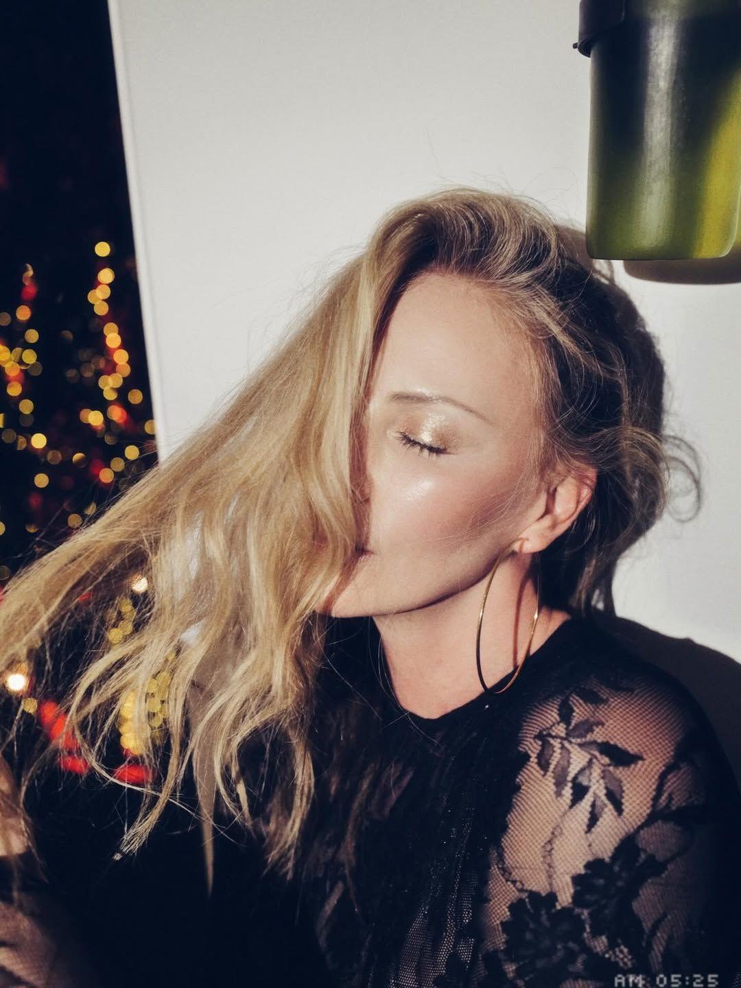 Τα μακριά ξανθά μαλλιά της Σαρλίζ Θερόν είχαν βαθιά χωρίστρα στο πλάι με χαλαρούς κυματισμούς/ Φωτογραφία: Instagram/ @charlizeafrica 