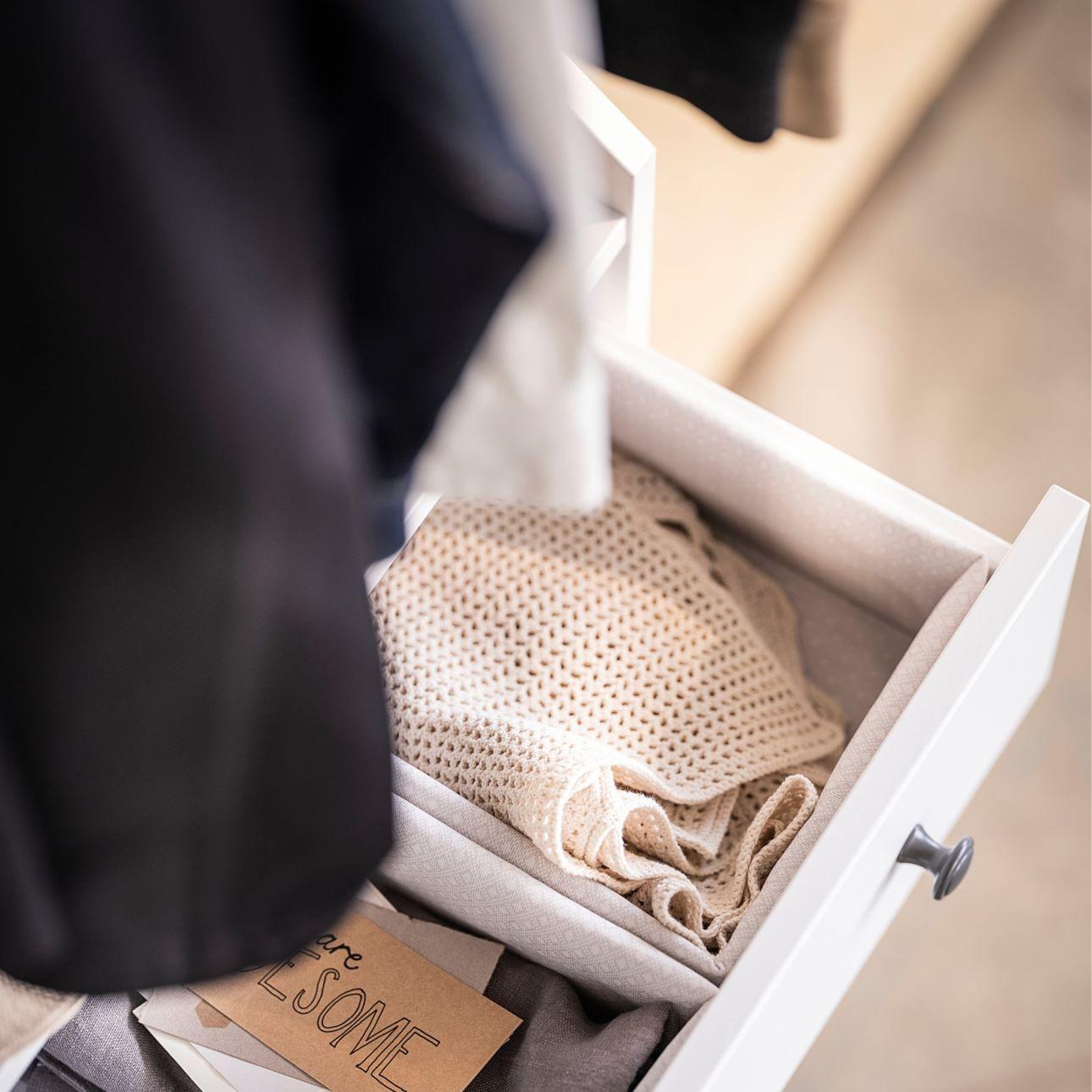 Οι θήκες ΒΑΧΝΙΑ έχουν διακριτικό σχέδιο και διαστάσεις που ταιριάζουν στα περισσότερα συρτάρια/ Φωτογραφία: ΙΚΕΑ