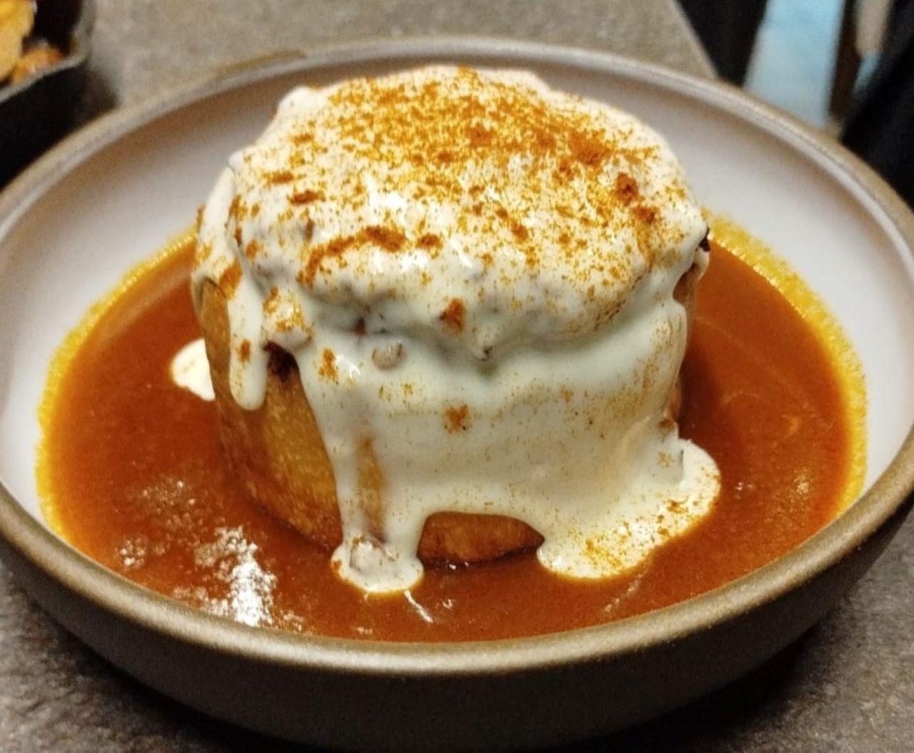 Ένα πρωτότυπο πιάτο του Θωμά Μάτσα. Αλμυρό cinnamon roll με κόκορα ή αλλιώς η πίτα στο «Thirio»