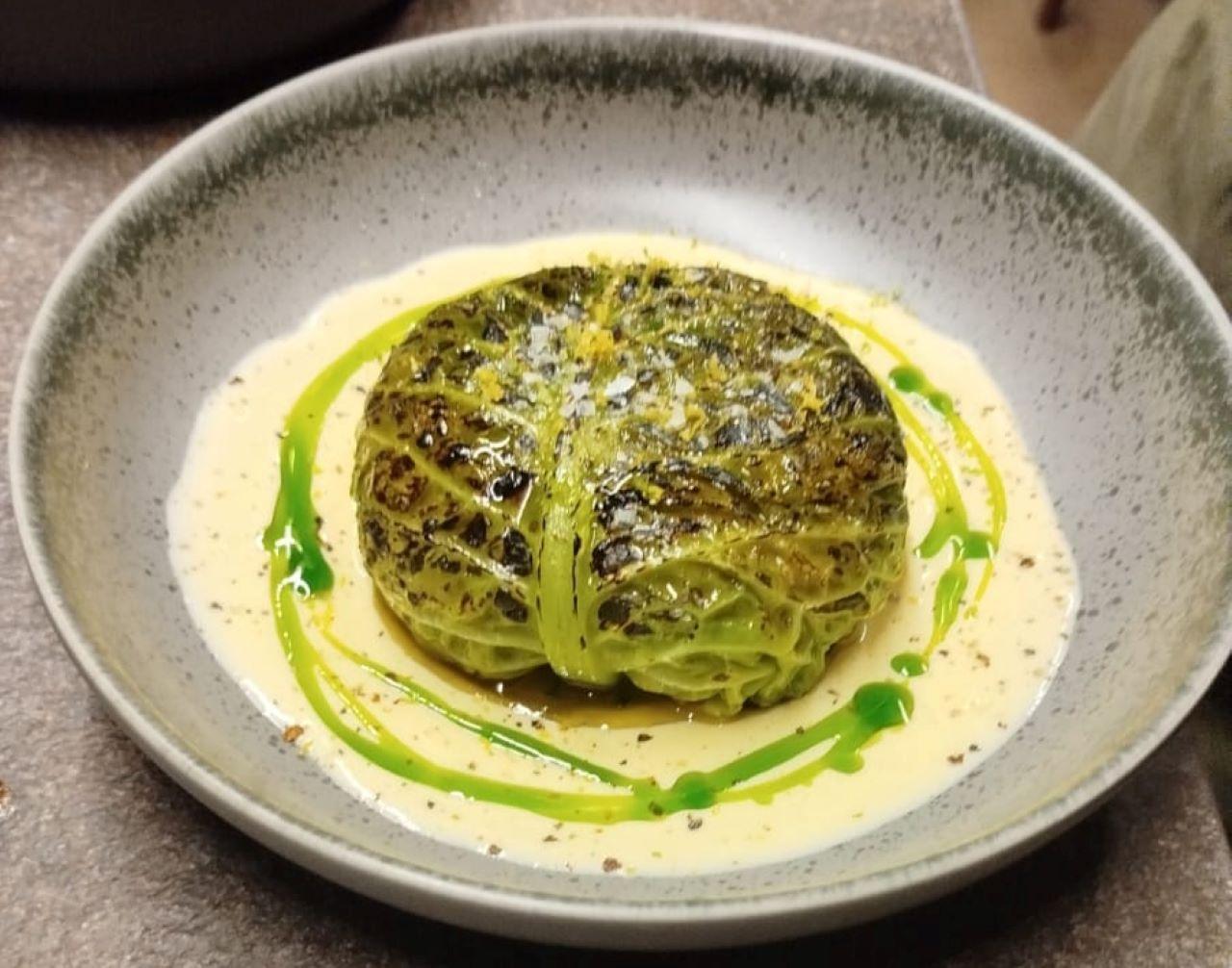 Ένα πρωτότυπο πιάτο του Θωμά Μάτσα. Αλμυρό cinnamon roll με κόκορα ή αλλιώς η πίτα στο «Thirio»