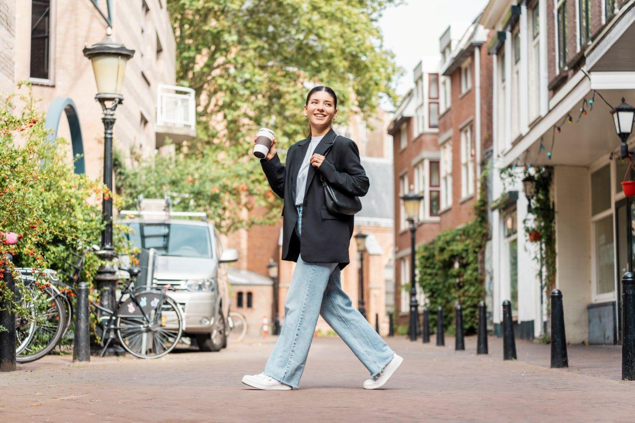  Το περπάτημα μειώνει τις ορμόνες του στρες, ρυθμίζει τον καρδιακό ρυθμό και βοηθά τον εγκέφαλο να επαναοργανωθεί. Φωτογραφία: Shutterstock