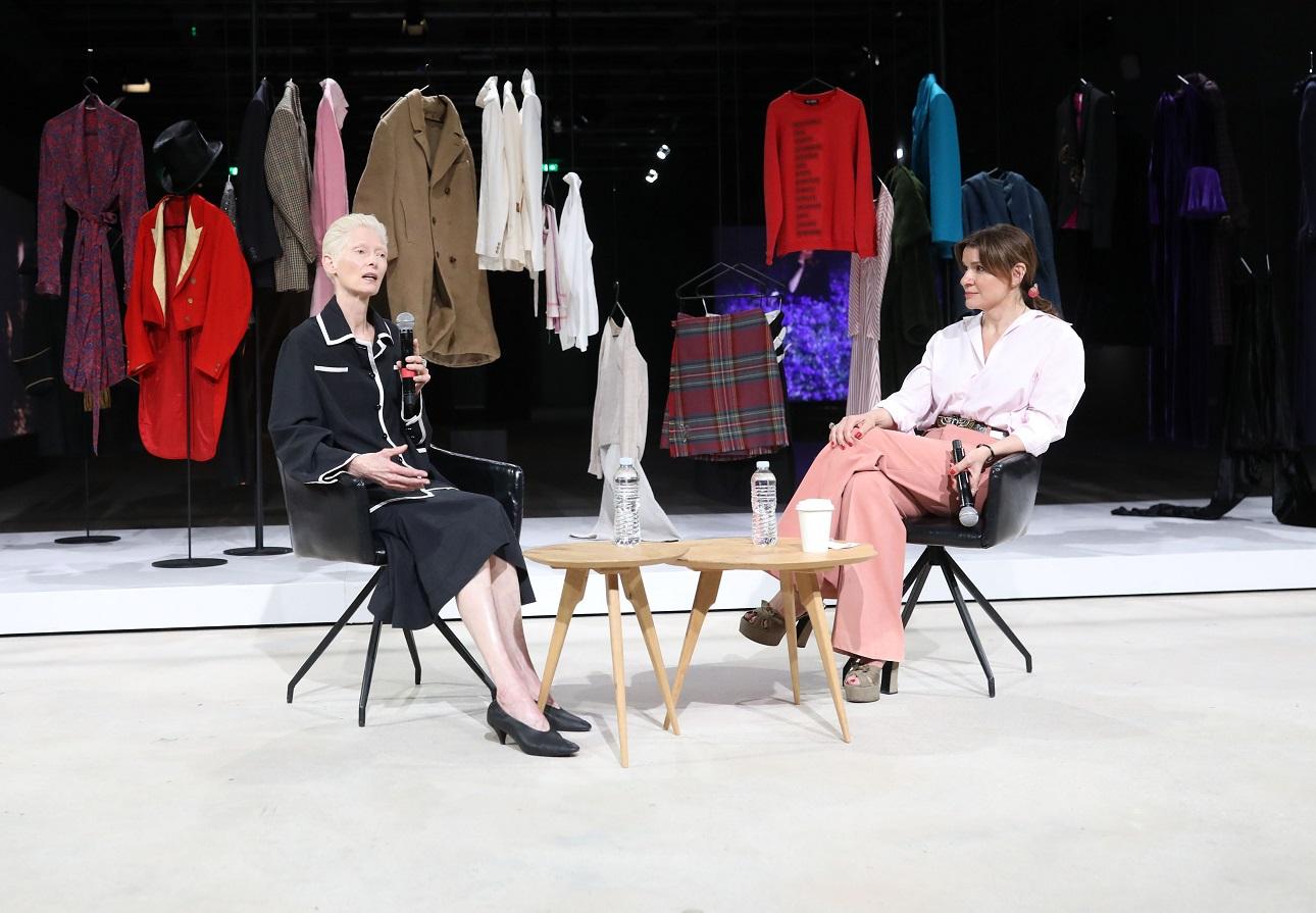 Η Tilda Swinton συζητά με την Αφροδίτη Παναγιωτάκου/ Φωτογραφία: Thomas Daskalakis