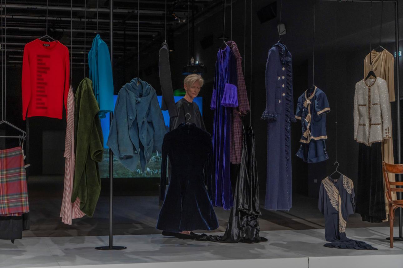  Η Tilda Swinton ανάμεσα στα ρούχα-μνήμες της, στην πιο προσωπική performance της καριέρας της.
