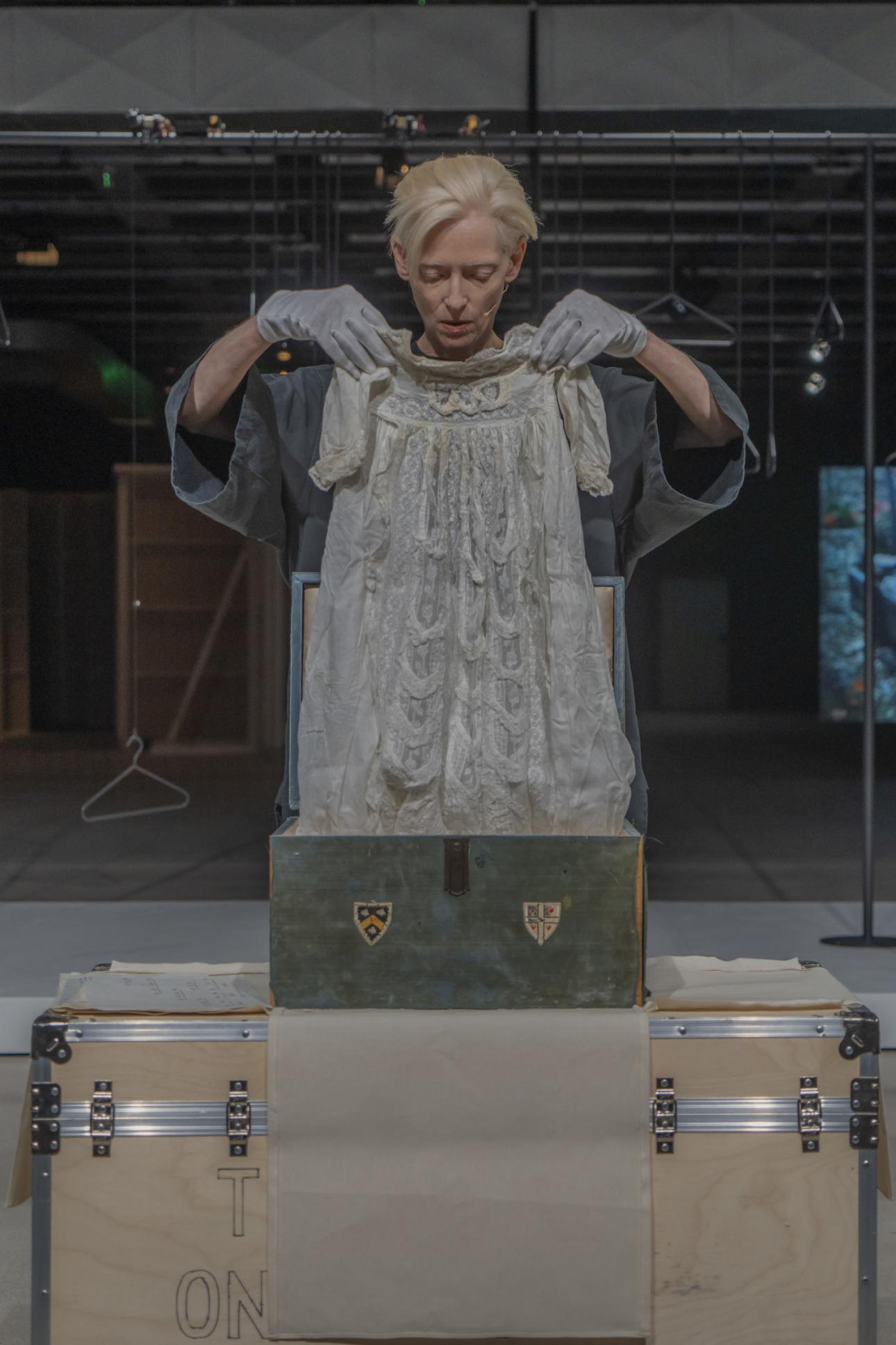  Στο «A Biographical Wardrobe», η Tilda Swinton μετατρέπει τα ενδύματα σε φορείς ζωής και απουσίας.
