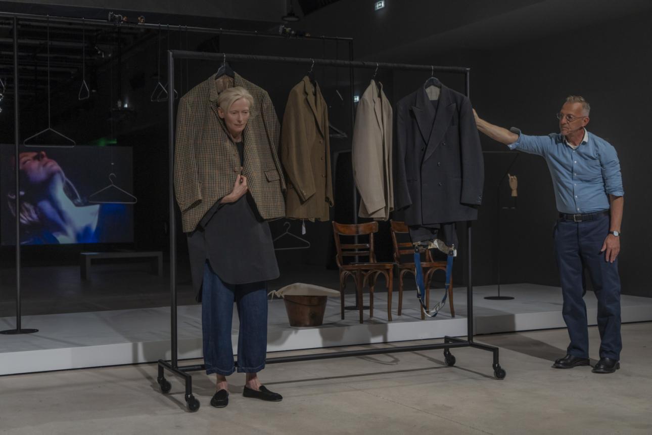  Η Tilda Swinton αφηγείται ιστορίες αγάπης, οικογένειας και τέχνης μέσα από αγαπημένα ρούχα.