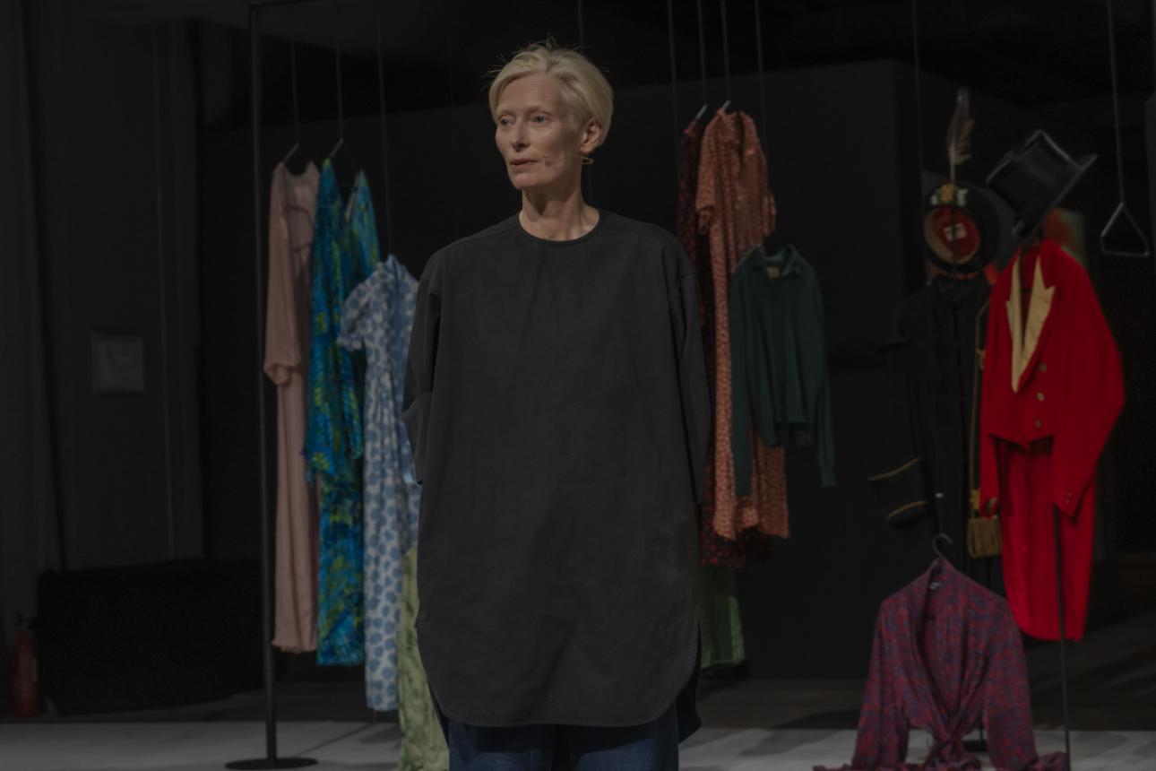  Στο Onassis Ready, η Tilda Swinton ζωντανεύει τα «φαντάσματα» της προσωπικής της ιστορίας.