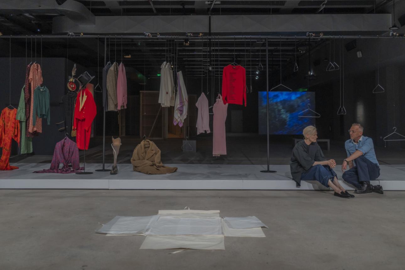  Η performance «A Biographical Wardrobe» παρουσιάζεται σε έξι μοναδικές συναντήσεις με το κοινό.