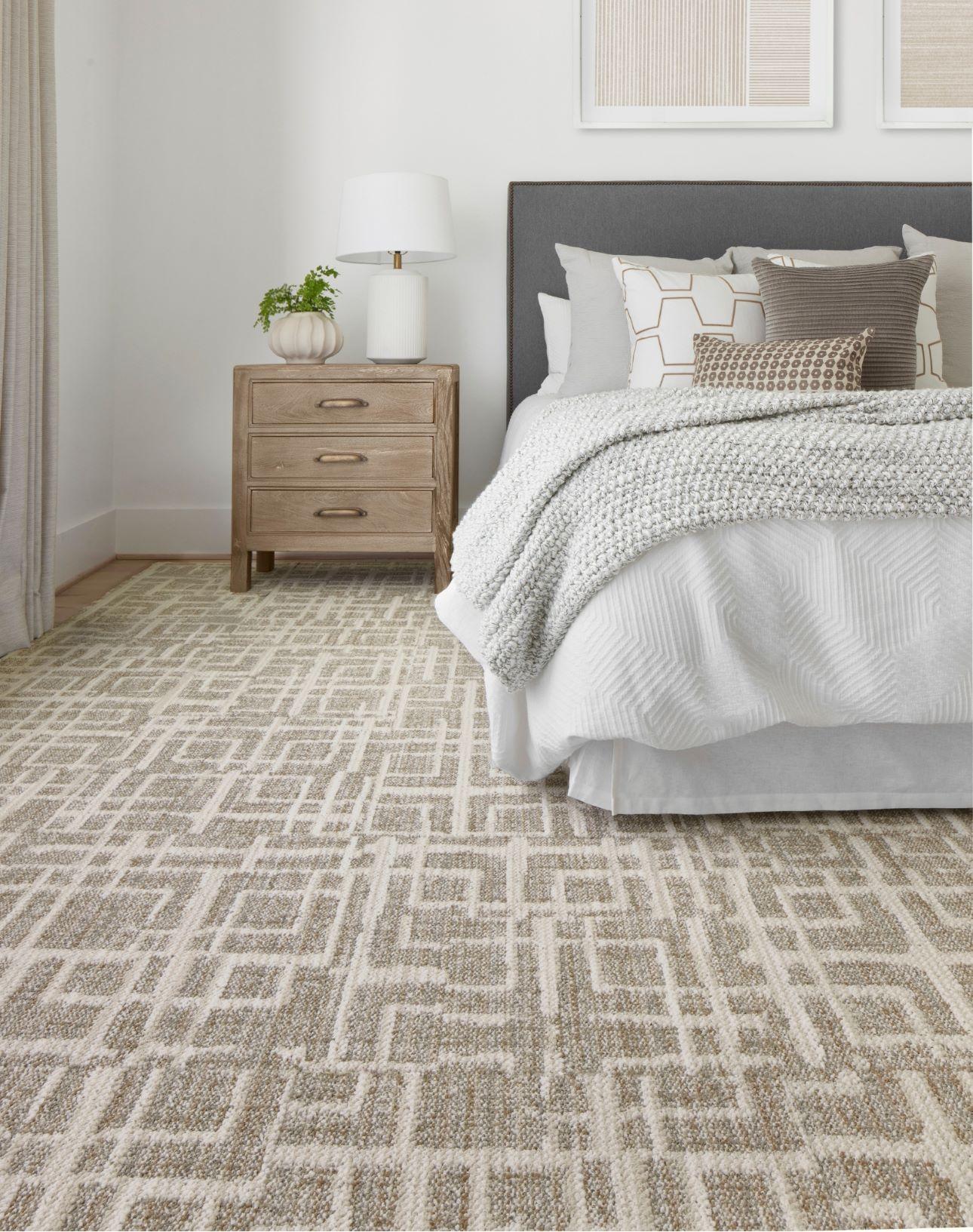 Η εγκατάστασή των κομματιών της μοκέτας είναι απλή και γρήγορη χάρη στη «αυτοκόλλητη» βάση τους/ Φωτογραφία: Flor