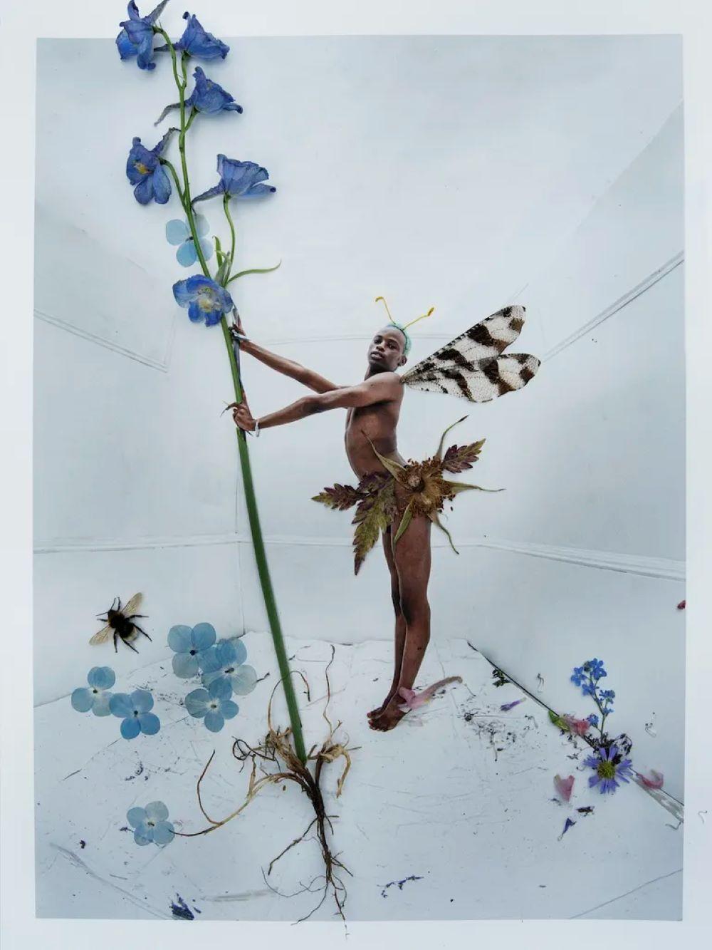 Ο Harry Keita ως Delphinium Fairy, Λονδίνο 2022/ Φωτογραφία: Tim Walker)