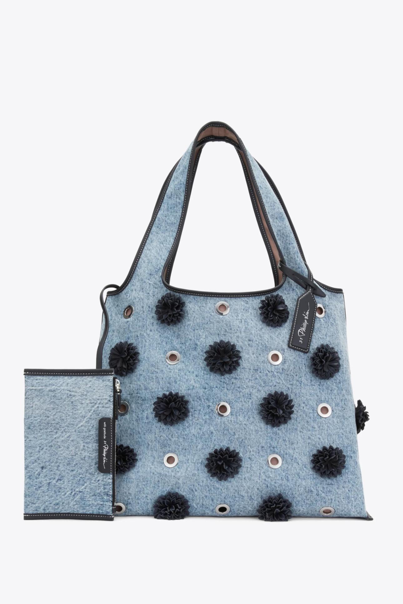 Η Denim Market Tote από τον 3.1 Phillip Lim/Φωτογραφία: 31philliplim.com 