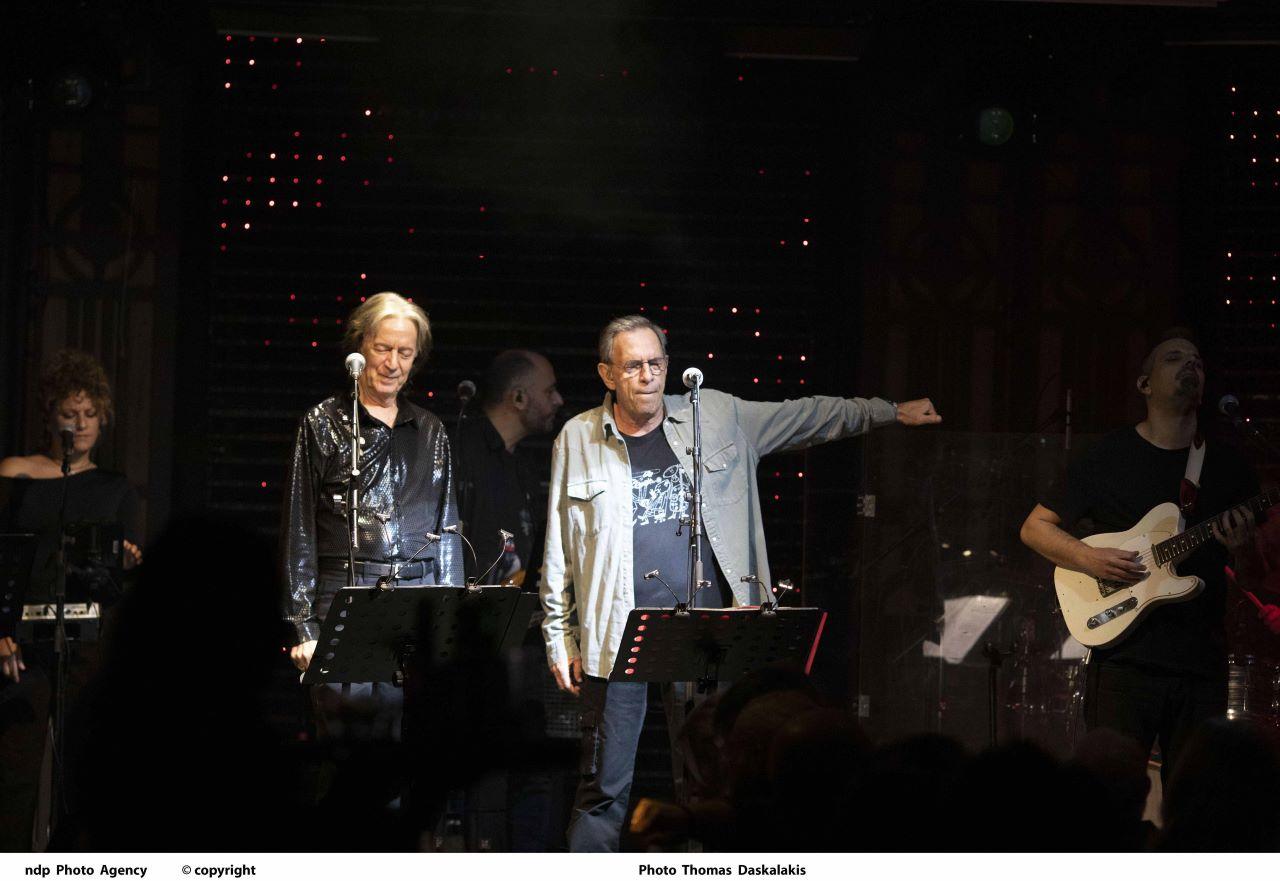 Οι δύο τραγουδιστές επί σκηνής 