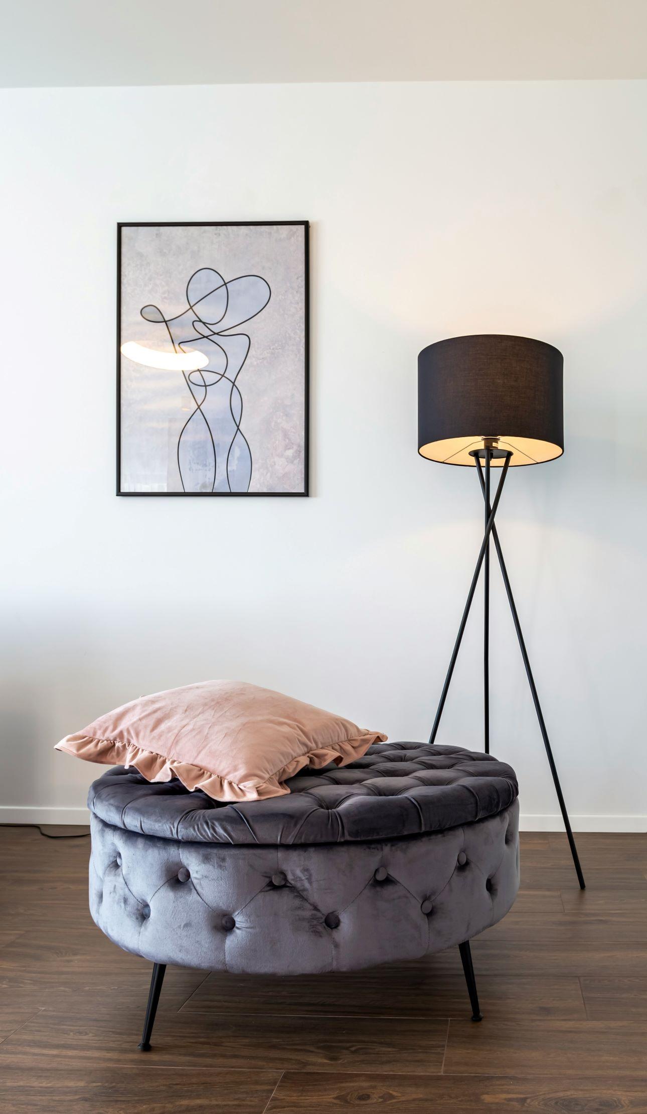 Με υφασμάτινη επένδυση, το σκαμπό-τραπεζάκι προσθέτει ζεστασιά στον χώρο/ Φωτογραφία: Unsplash 