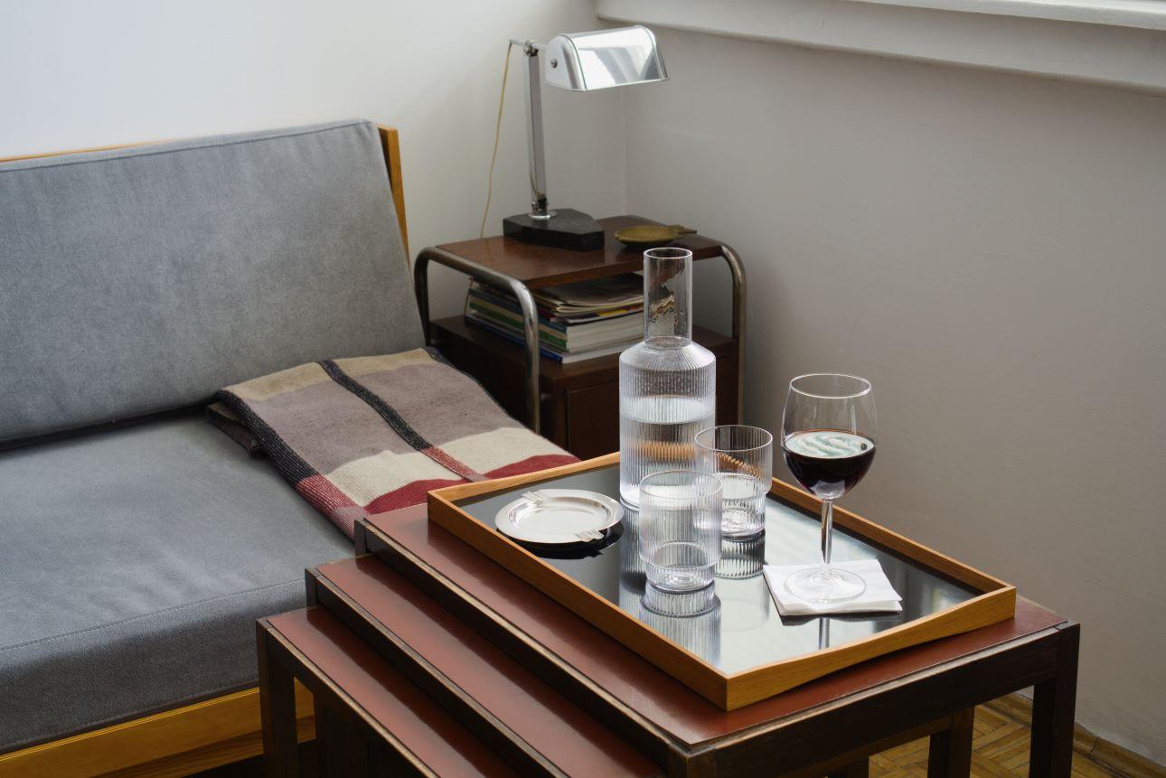 Όταν δεν τα χρειάζεσαι όλα, τα αρθρωτά τραπεζάκια καταλαμβάνουν ελάχιστο χώρο/ Φωτογραφία: Shutterstock 