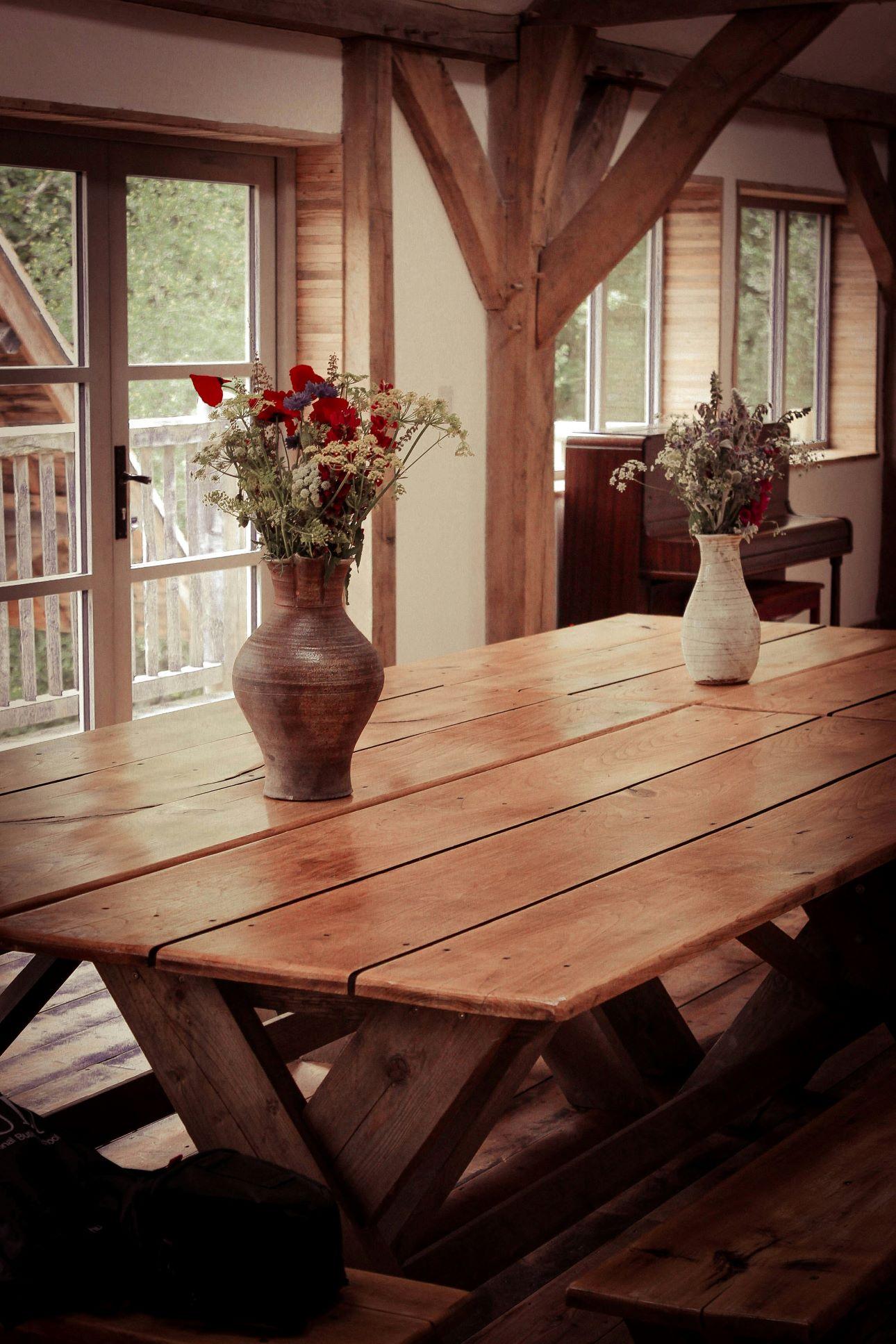 Τραπεζαρία σε στιλ τραπεζιού πικ-νικ/ Φωτογραφία: Unsplash