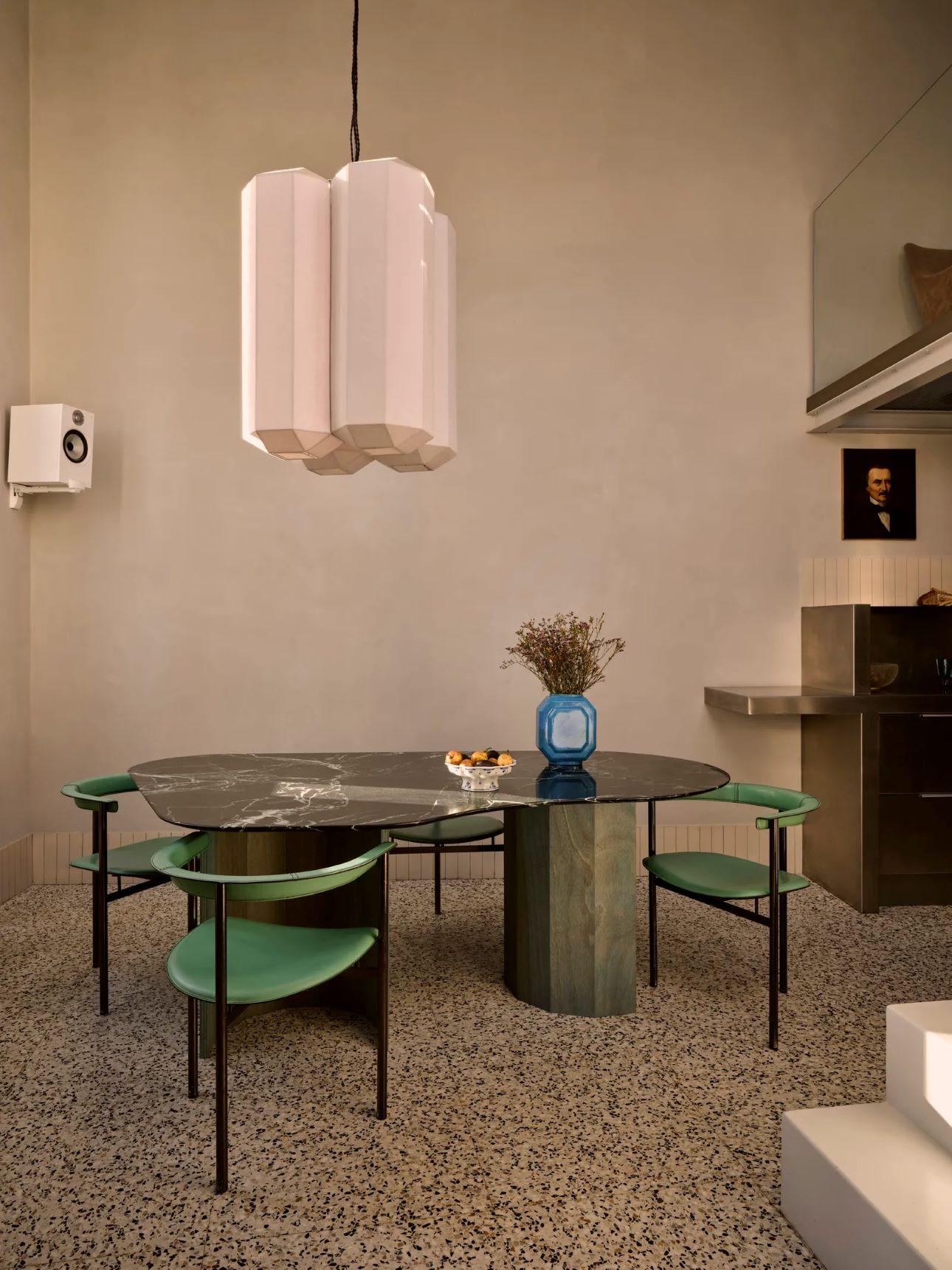 Στο νέο τμήμα του δαπέδου χρησιμοποιήθηκε εντυπωσιακό terrazzo, δημιουργώντας μια ισχυρή αντίθεση με τον παλαιότερο χώρο/ Φωτογραφία: Louis Denavaut  