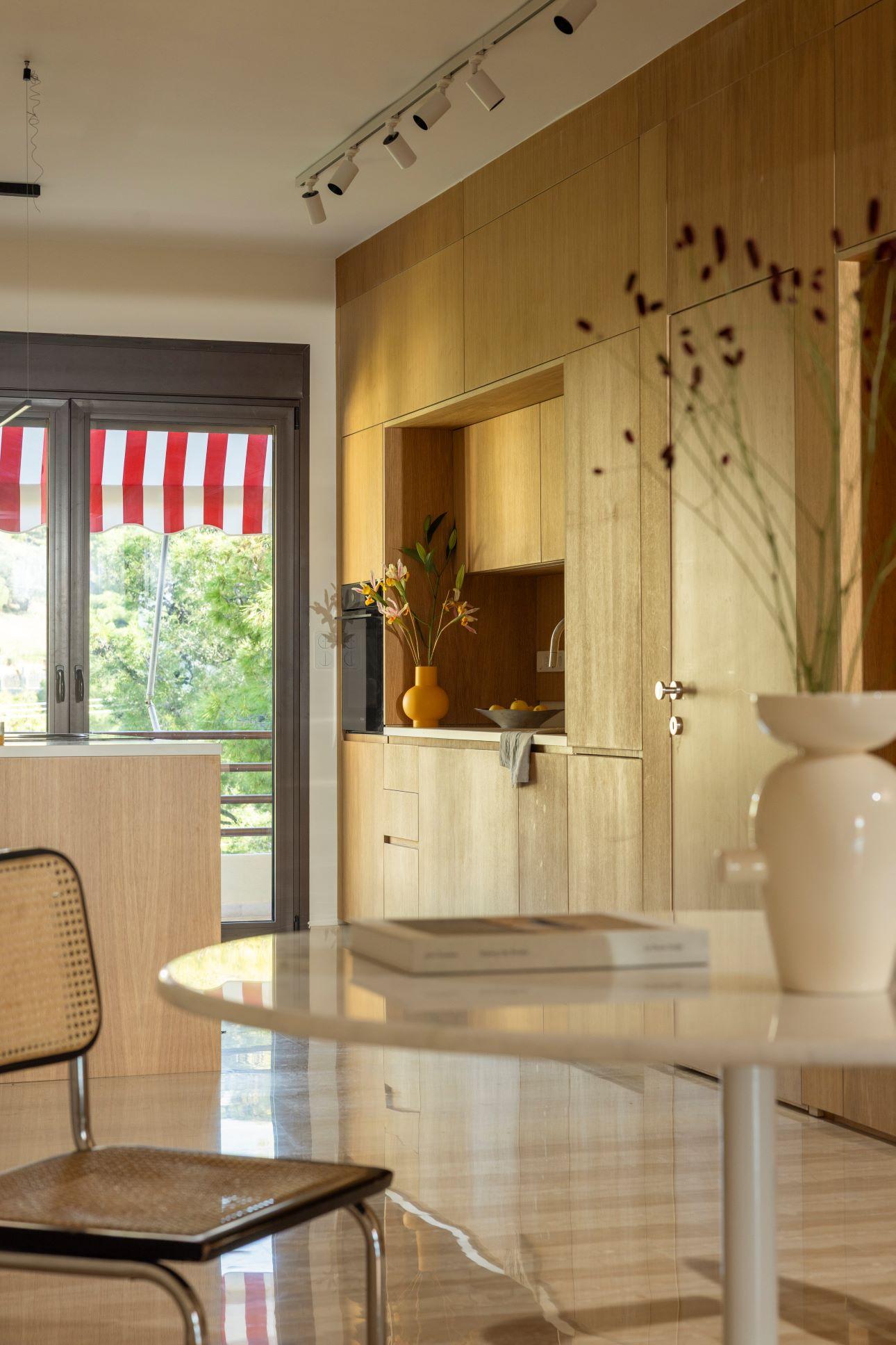 Οι ριγέ κόκκινες και λευκές τέντες επιστρέφουν, επαναφέροντας μια γνώριμη, σχεδόν αστική εικόνα με έντονη ταυτότητα/ Φωτογραφία: Αλίνα Λέφα  