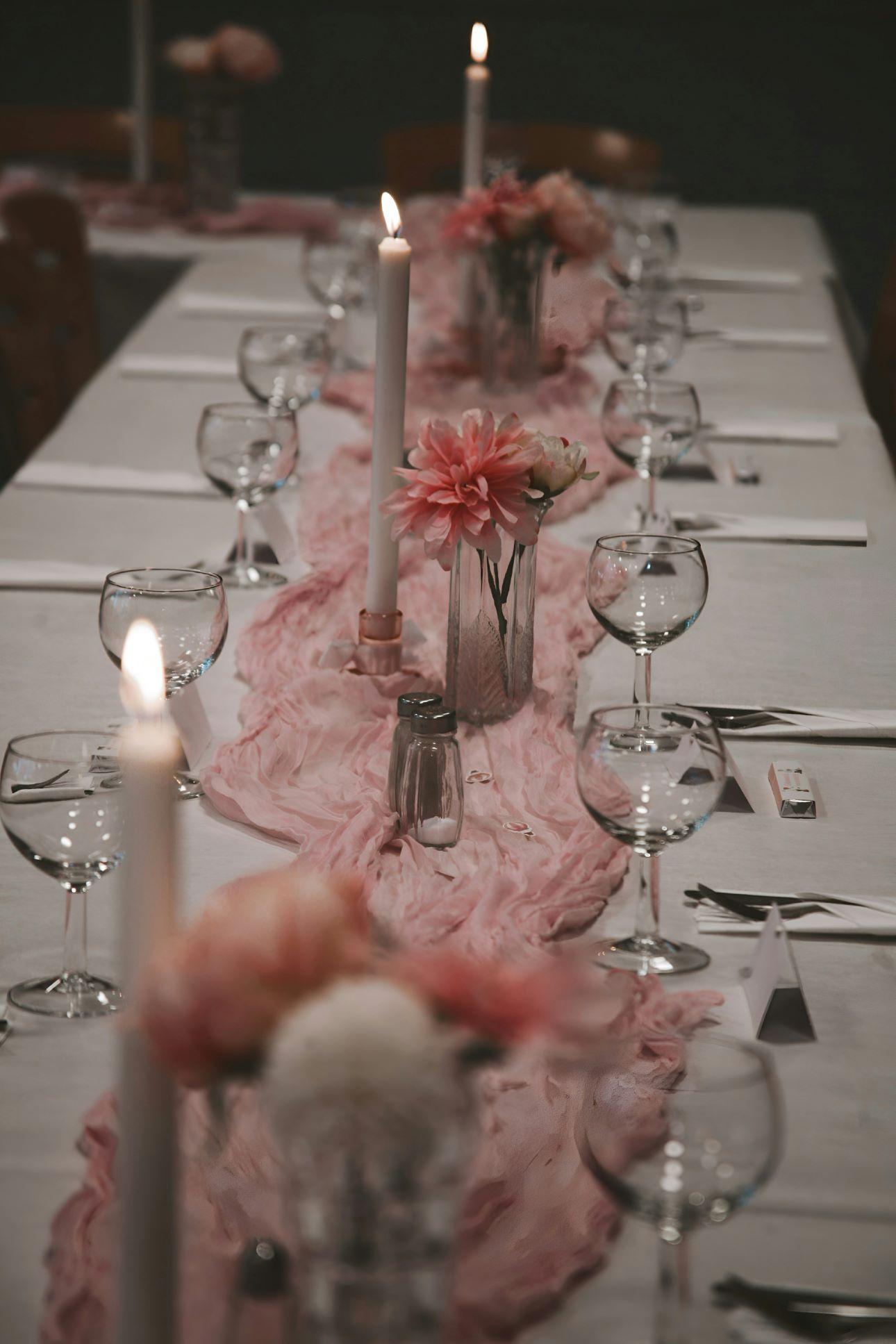 Tο γιορτινό τραπέζι αποκτά εκλεπτυσμένο στιλ με το χρώμα του ξεθωριασμένου βατόμουρου/ Φωτογραφία: Unsplash