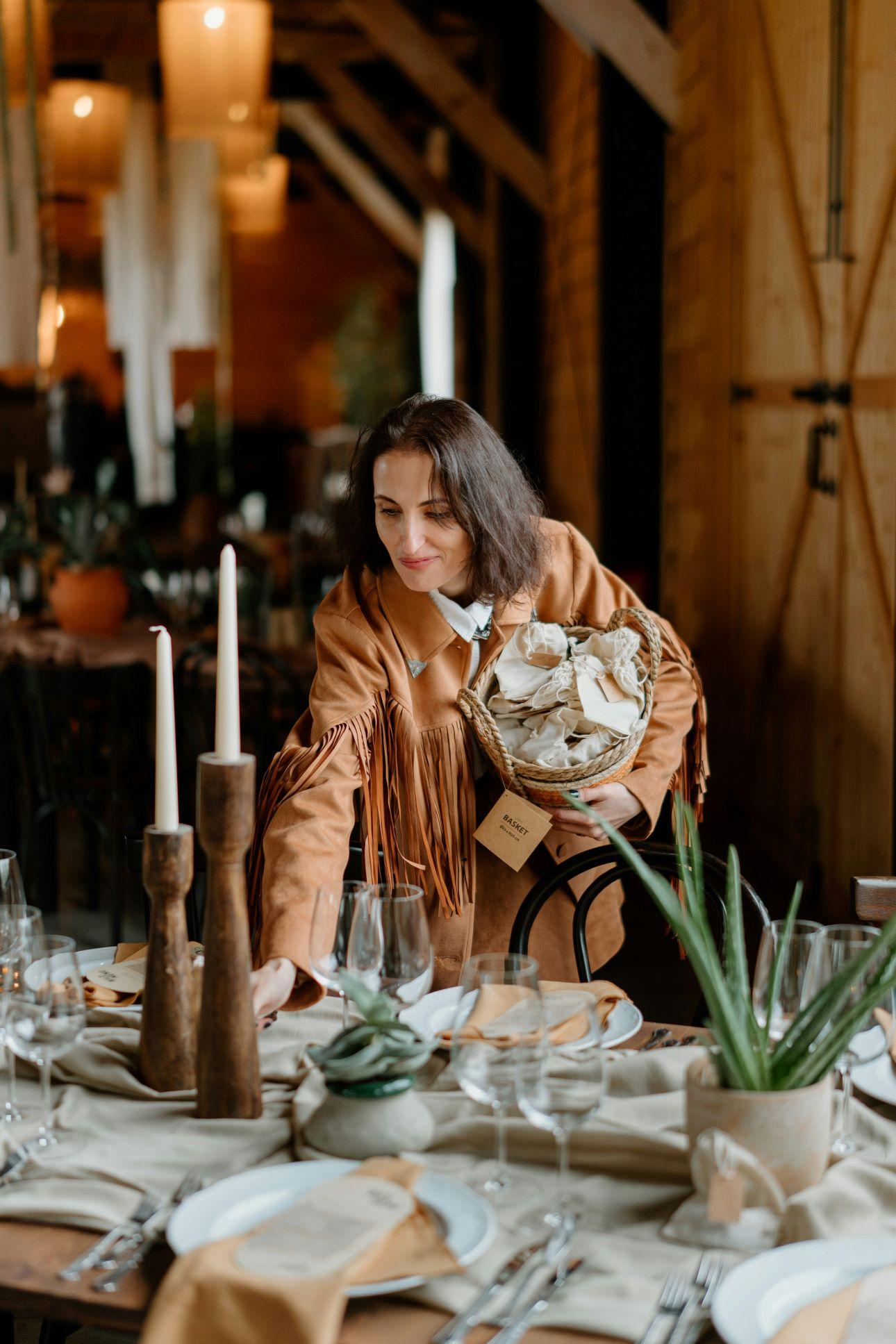 Ένα λινό τραπεζομάντηλο, κεραμικά πιάτα χειροποίητης αισθητικής και μαχαιροπίρουνα με ιδιαίτερη πατίνα συνθέτουν μια εικόνα διακριτικής πολυτέλειας/ Φωτογραφία: Unsplash
