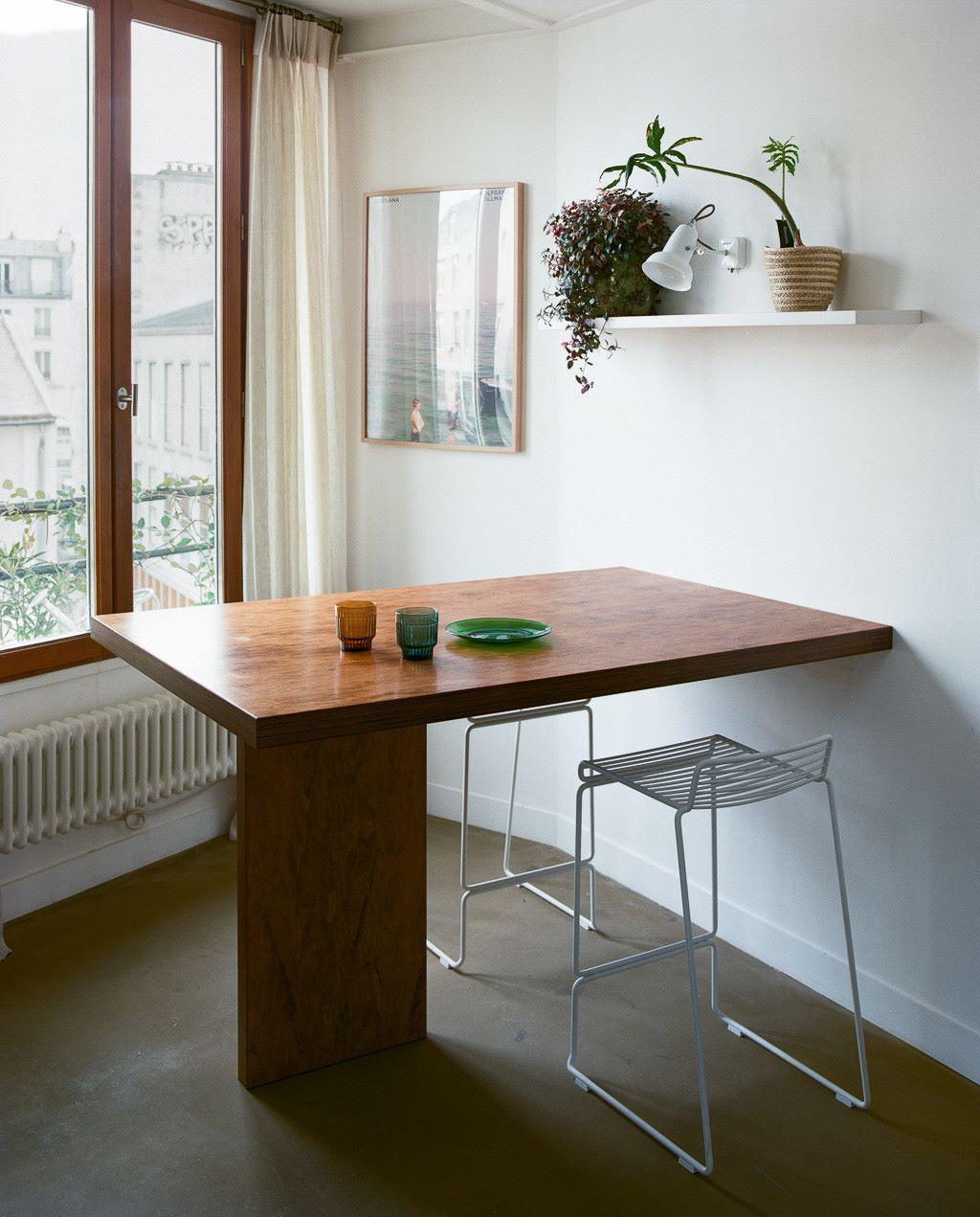 Η μικρή τραπεζαρία με το ψηλό τραπέζι/ Φωτογαφία: Instagram/ @yellowtrace  