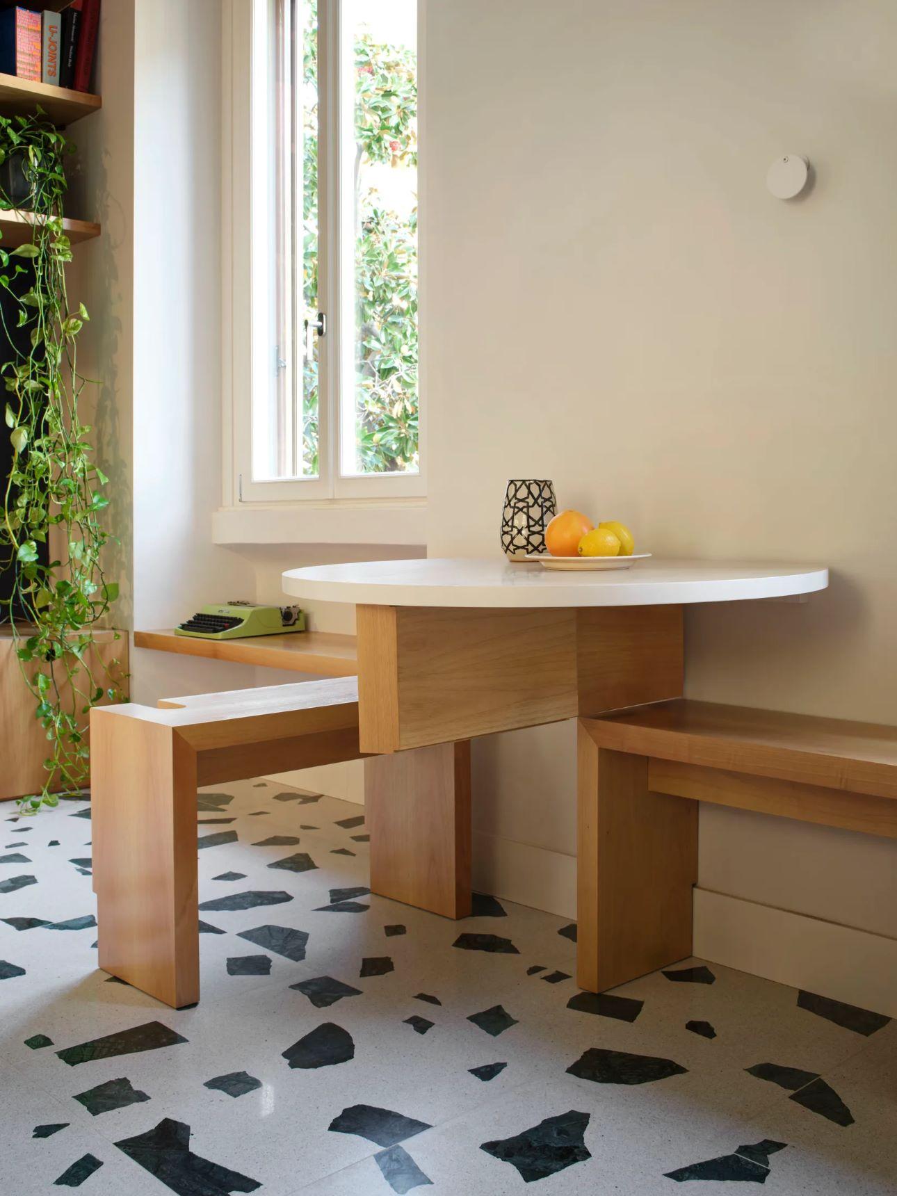 Ένα πτυσσόμενο τραπέζι ενσωματώνεται στον τοίχο, προσφέροντας ευελιξία/ Φωτογραφία: Instagram/ @atomaa.eu 