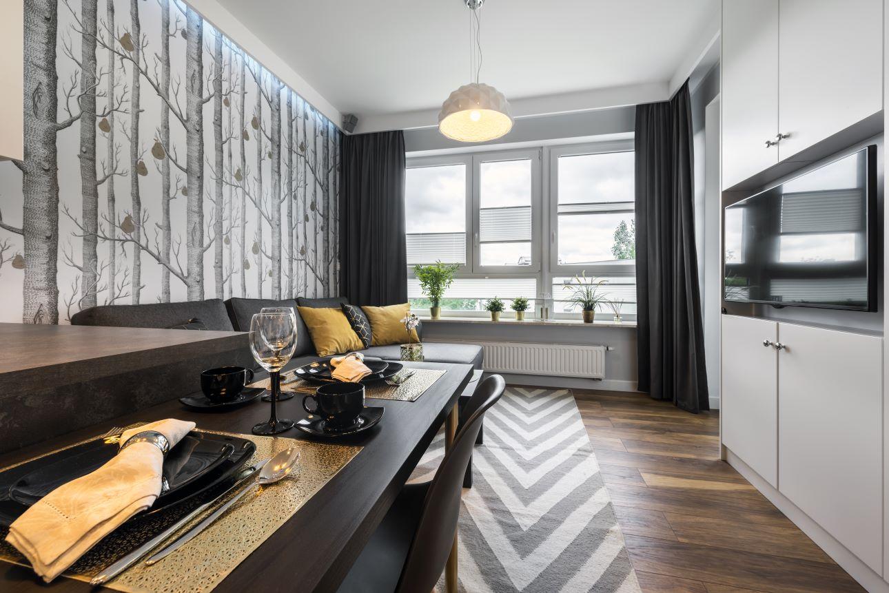 Η αποτύπωση των δέντρων στην ταπετσαρία φέρνει τη φύση μέσα στο σπίτι/ Φωτογραφία: Shutterstock