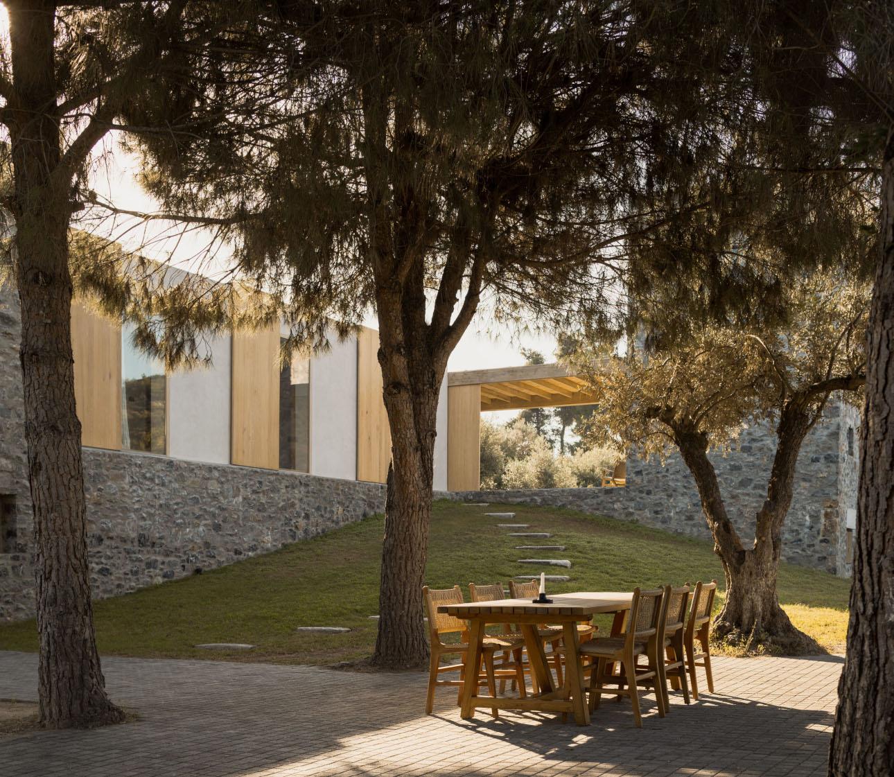 Ευρύχωρες βεράντες, κάτω από ξύλινες πέργκολες ή στη φυσική σκιά των δέντρων, δημιουργούν σημεία για φαγητό και ξεκούραση/ Φωτογραφία: Alex Shoots Buildings 