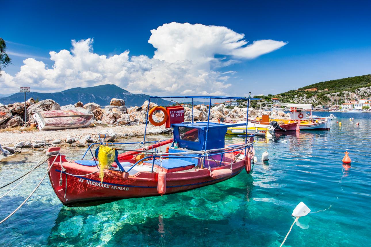 Το λιμανάκι του νησιού, μικρό, γραφικό, αυθεντικό