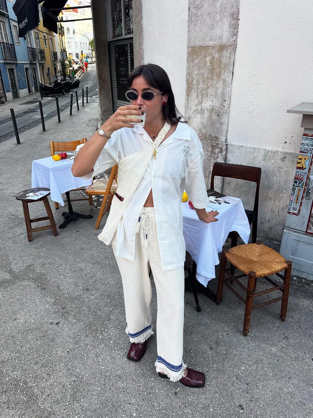 Με λινά ρούχα/Φωτογραφία: Instagram/ carminhoqueiroga 
