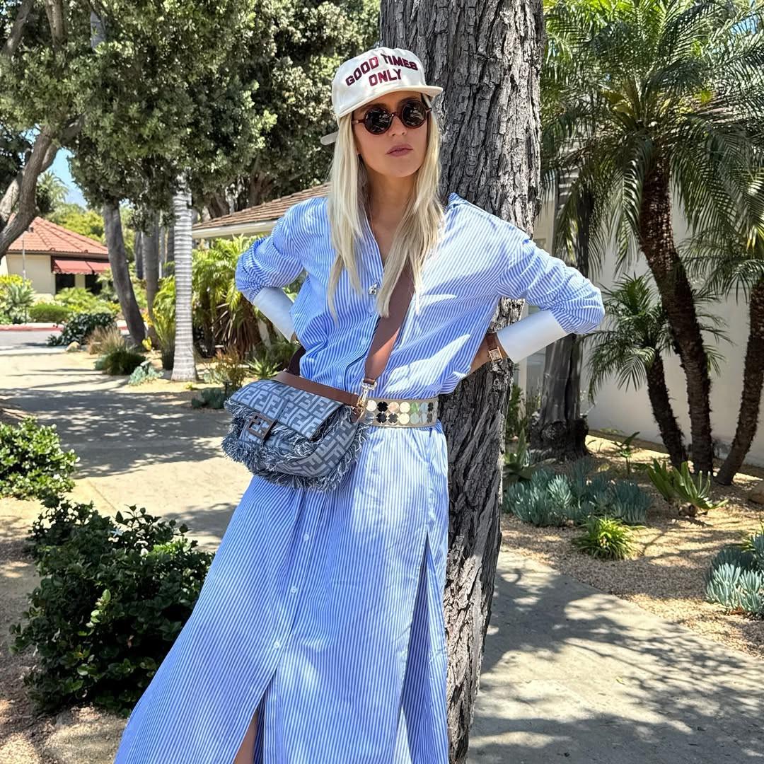 Με ένα φόρεμα πουκάμισο/Φωτογραφία: Instagram/monicanoz