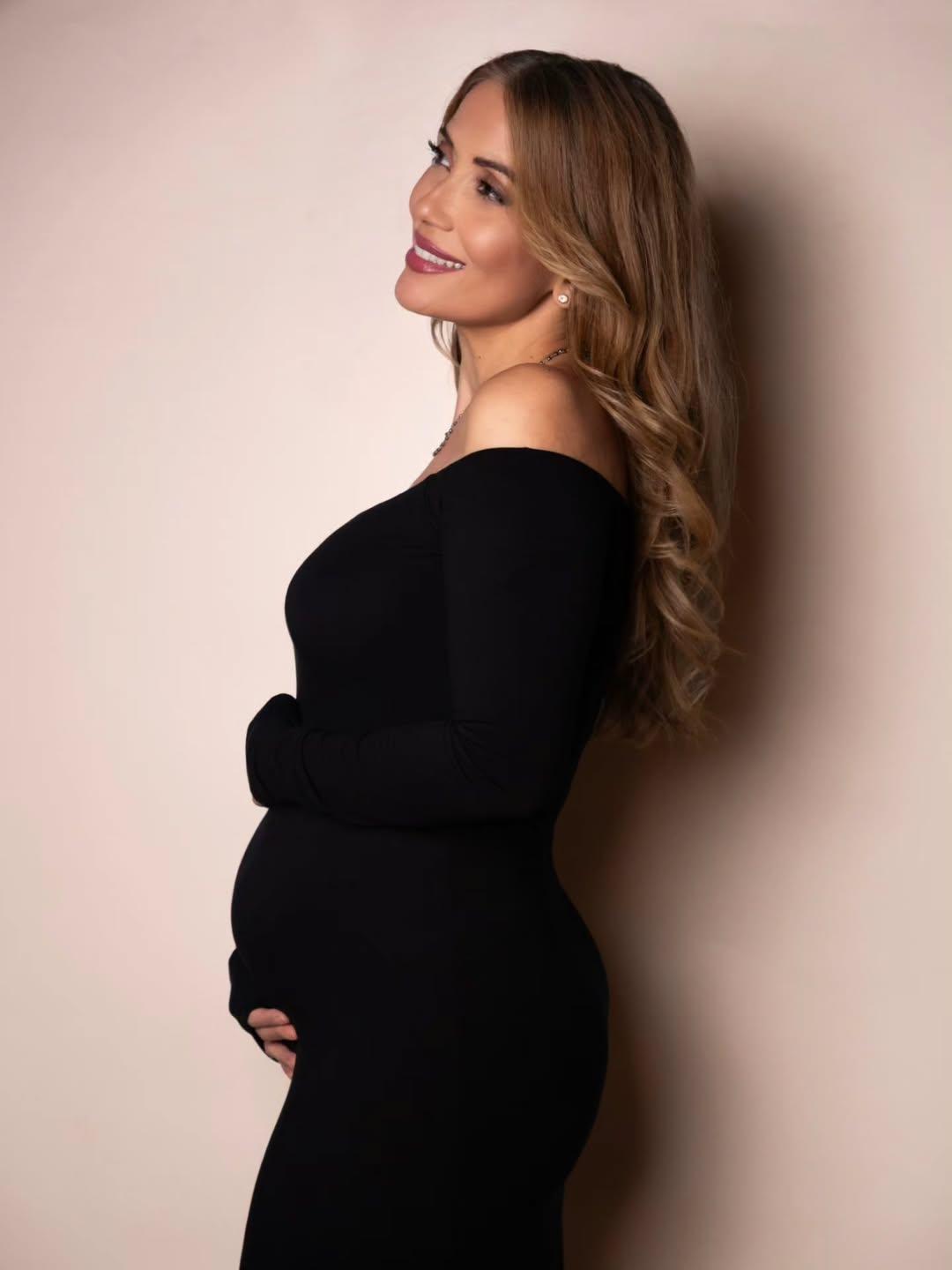  «Θυμάμαι την ημέρα που έμαθα ότι είμαι έγκυος. Ήμουν έξω από αυτό το μοναστήρι της Αγίας Ειρήνης στην Παιανία. Δεν ήταν η πρώτη φορά, γιατί και στην προηγούμενη εξωσωματική ήμουν έγκυος, αλλά απέβαλα» είπε στην εκπομπή Happy Day στον Alpha.  Φωτογραφία: ﻿giota_tsimprikidou 