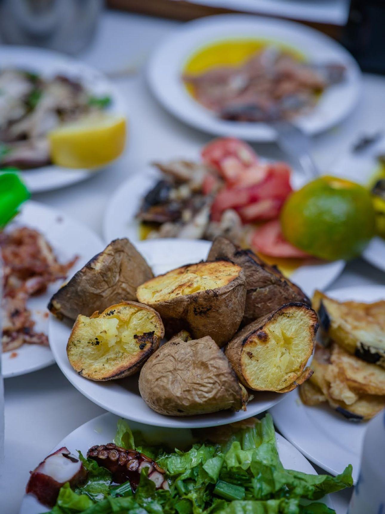 Ο Κάβουρας και οι φημισμένες του ψητές πατάτες.