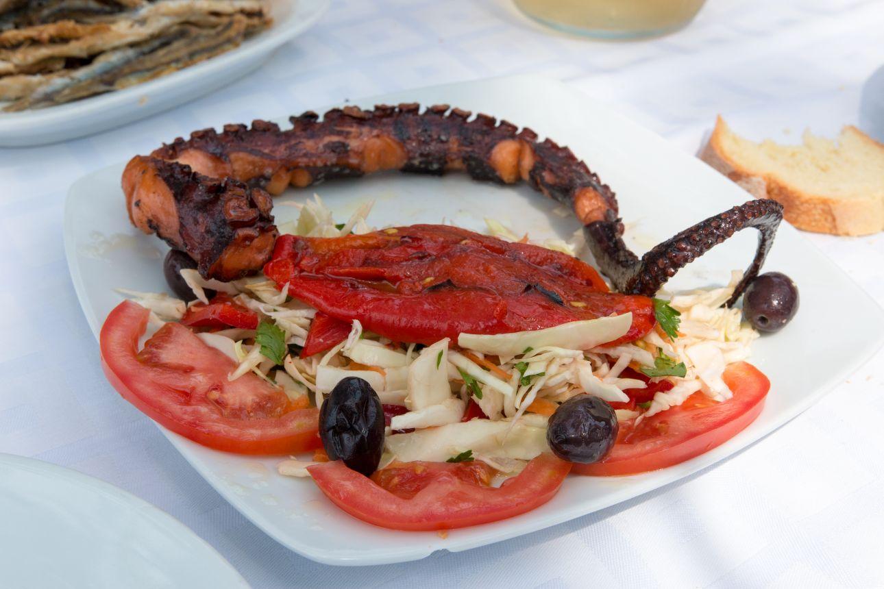 O πιο κλασσικός μεζές στα τσιπουράδικα του Βόλου. Έτσι ξεκινάνε οι μεζέδες, με ψητό χαπτόδι. Φωτογραφία: Sutterstock