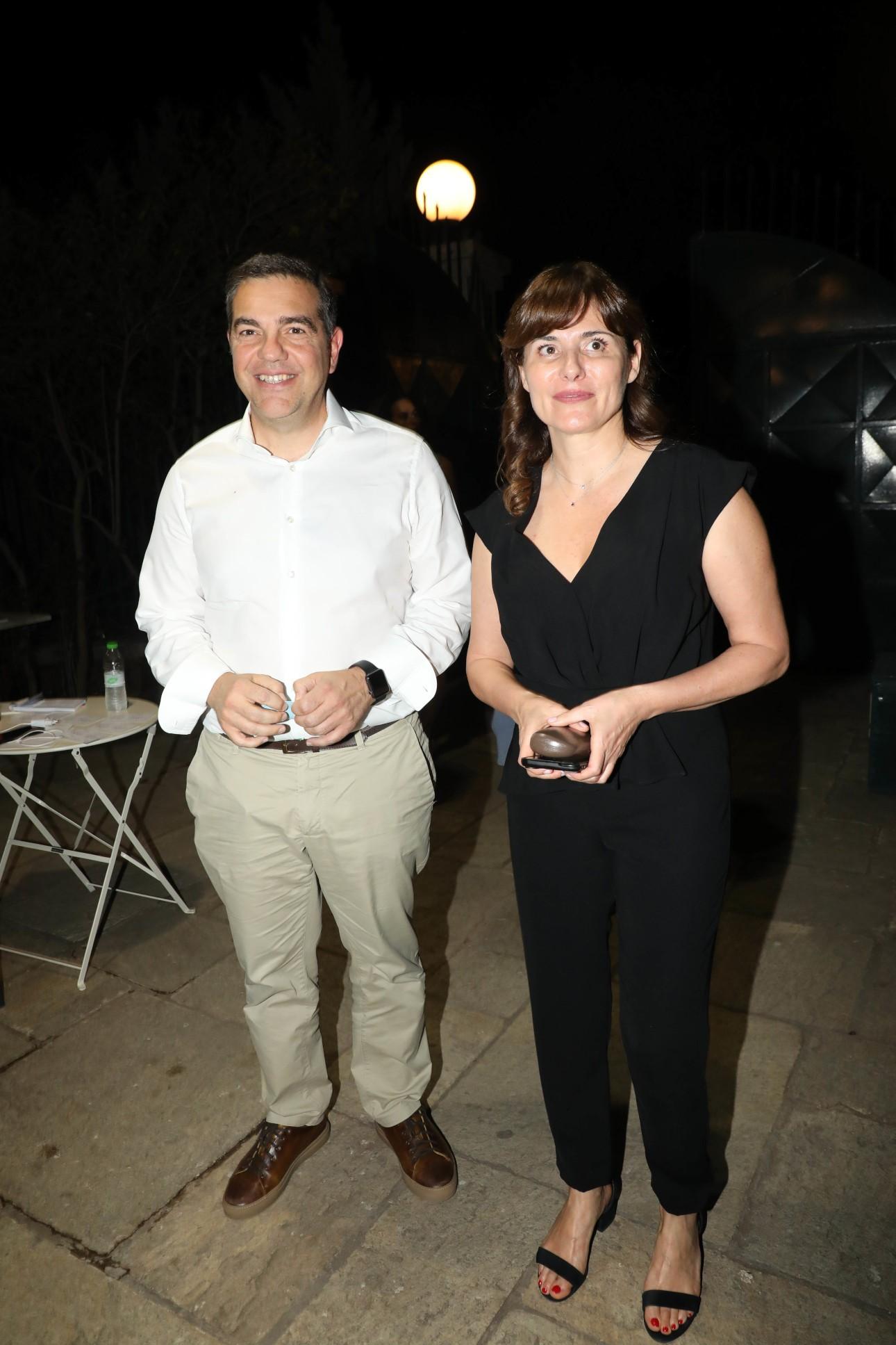 Ο Αλέξης Τσίπρας και η Μπέττυ Μπαζιάνα στο Κηποθέατρο Παπάγου. /Φωτογραφία: NDP