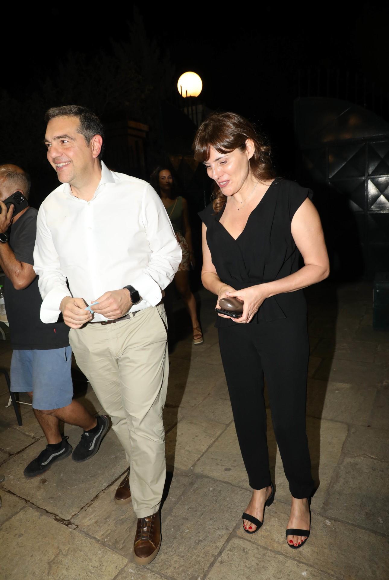 Η Μπέττυ Μπαζιάνα με μαύρη ολόσωμη φόρμα και το χαρακτηριστικό της χτένισμα./Φωτογραφία: NDP