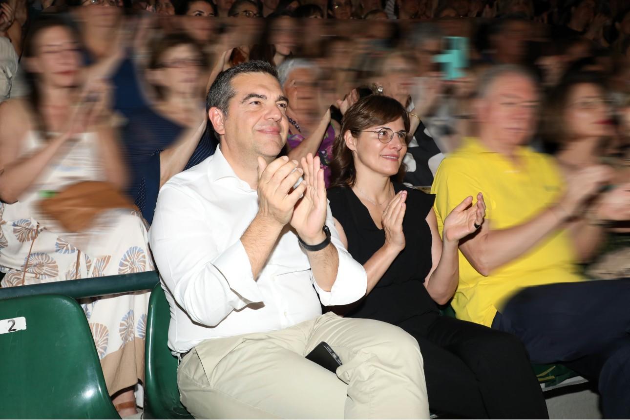 Παρατεταμένο χειροκρότημα για τον Αιμίλιο Χειλάκη μετά την ερμηνεία του στον «Μόνος με τον Άμλετ»./Φωτογραφία: NDP