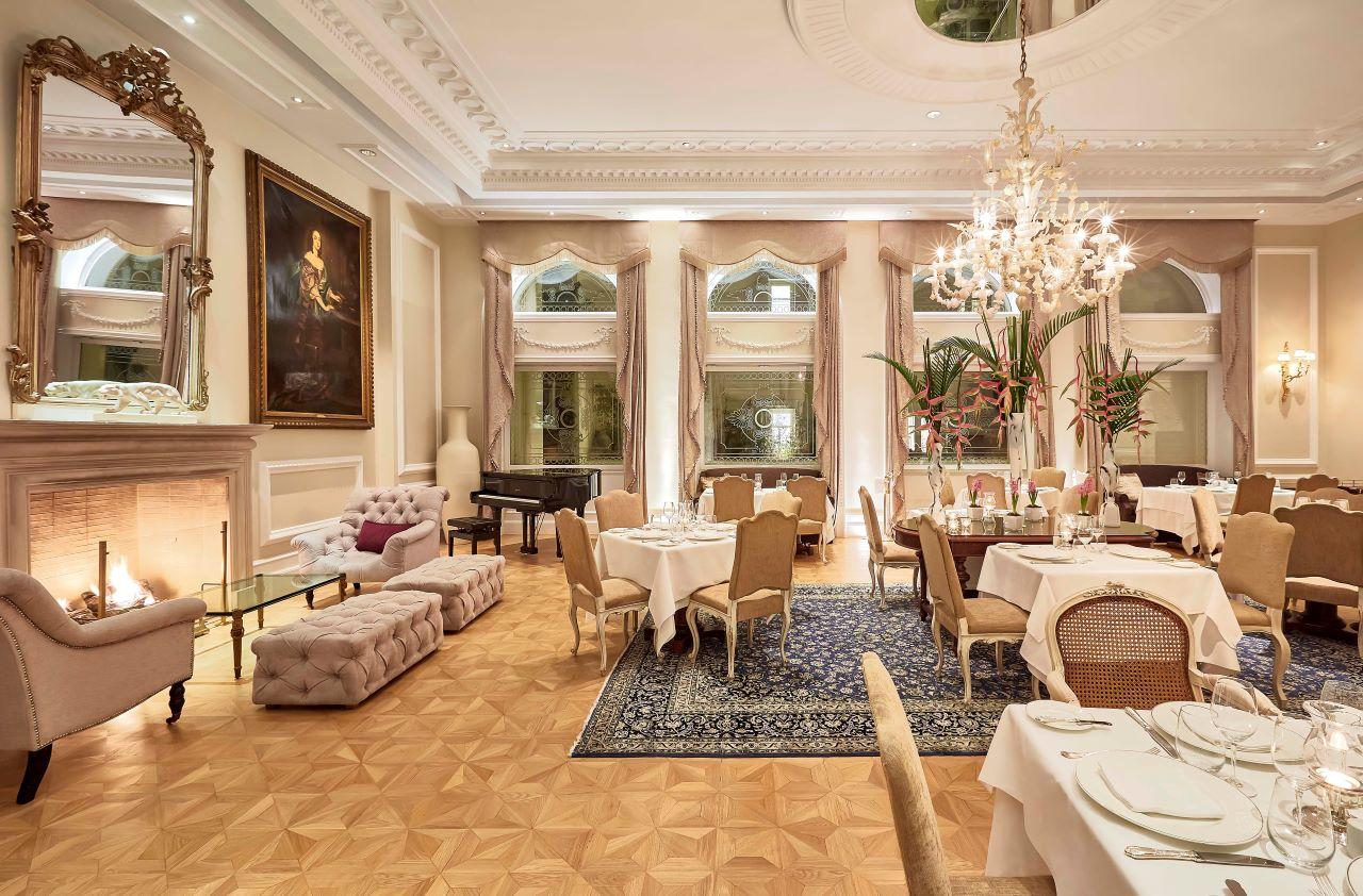 Στο Tudor Hall του ξενοδοχείου King George