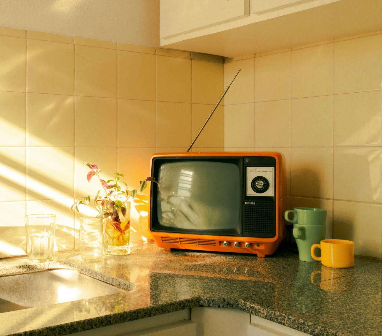Τηλεόραση στον πάγκο της κουζίνας όπως στα 90s/ Φωτογραφία: Unsplash